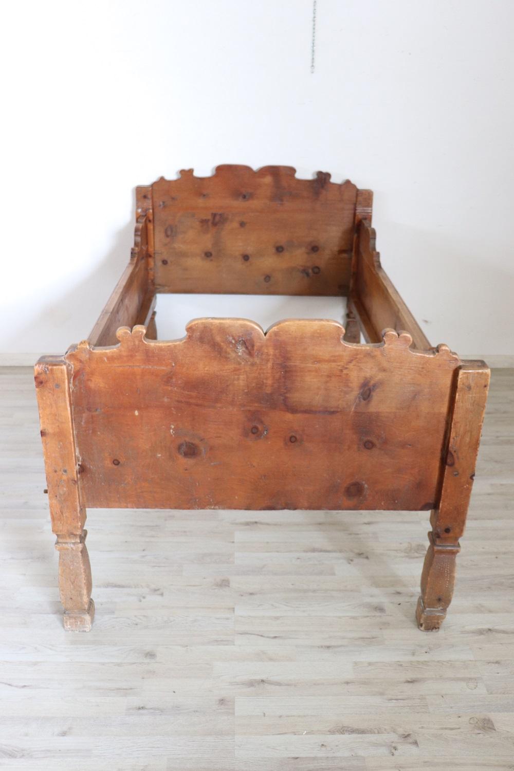 Delicious Italian rustic antique single bed in solid pine wood, 1850s. This type of bed was used in mountain homes. Perfect condition ready to be used in your beautiful home. Internal dimensions inch W 41,33 D 77,16 cm W 105, D 196. Attention this