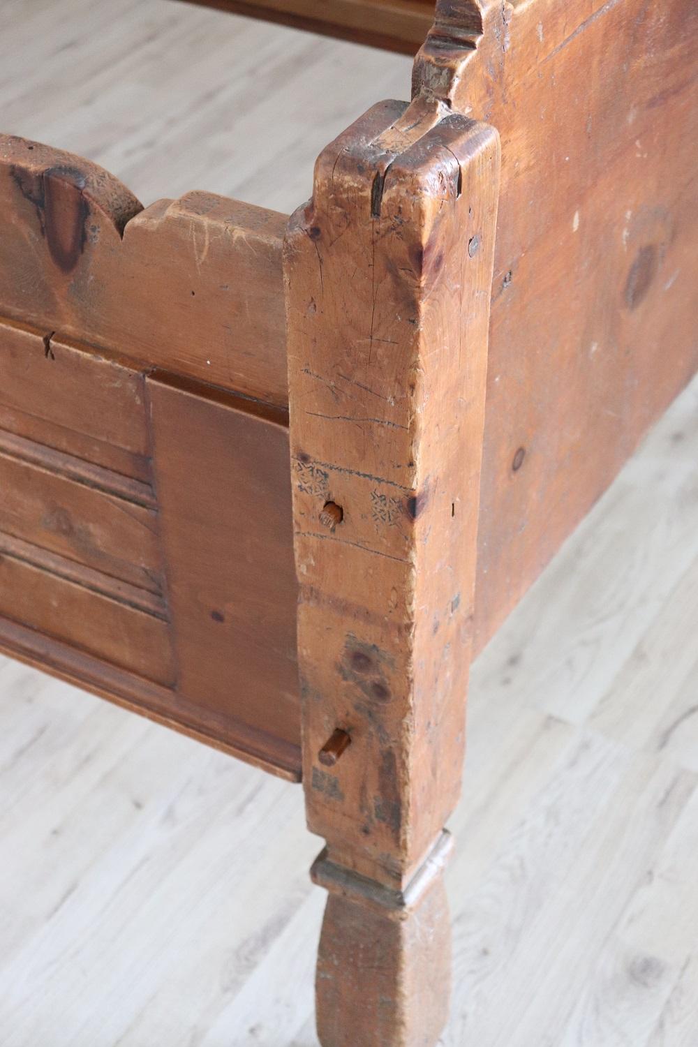 19th Century Italian Antique Rustic Mountain Solid Pine Single Bed In Good Condition In Casale Monferrato, IT