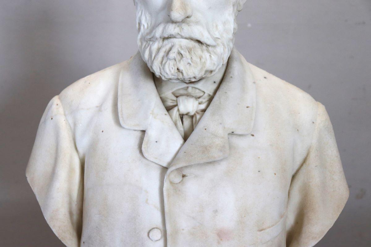 Hand-Carved 19th Century Italian Antique Sculpture in White Marble, Bust of a gentleman For Sale