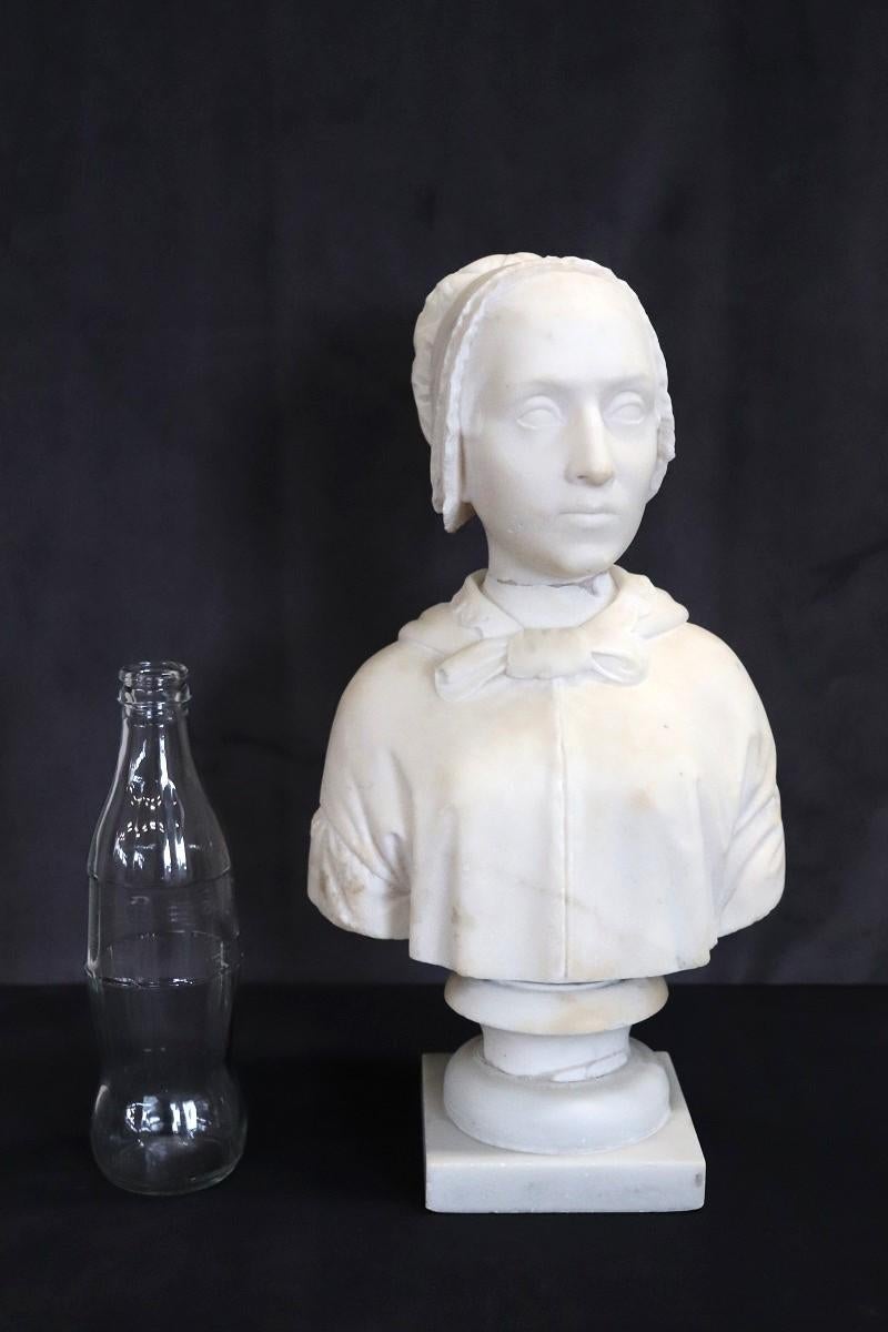 Sculpté à la main Sculpture ancienne italienne du 19e siècle en marbre blanc, buste de dame en vente