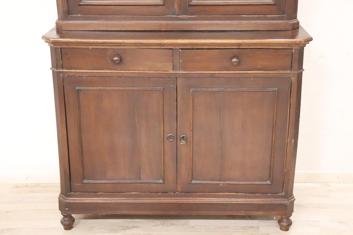 Nous vous présentons ce buffet italien ancien réalisé au milieu du XIXe siècle en bois de noyer plaqué. Ce buffet haut est composé de deux parties distinctes qui permettent également de le déplacer facilement.

La partie supérieure se caractérise