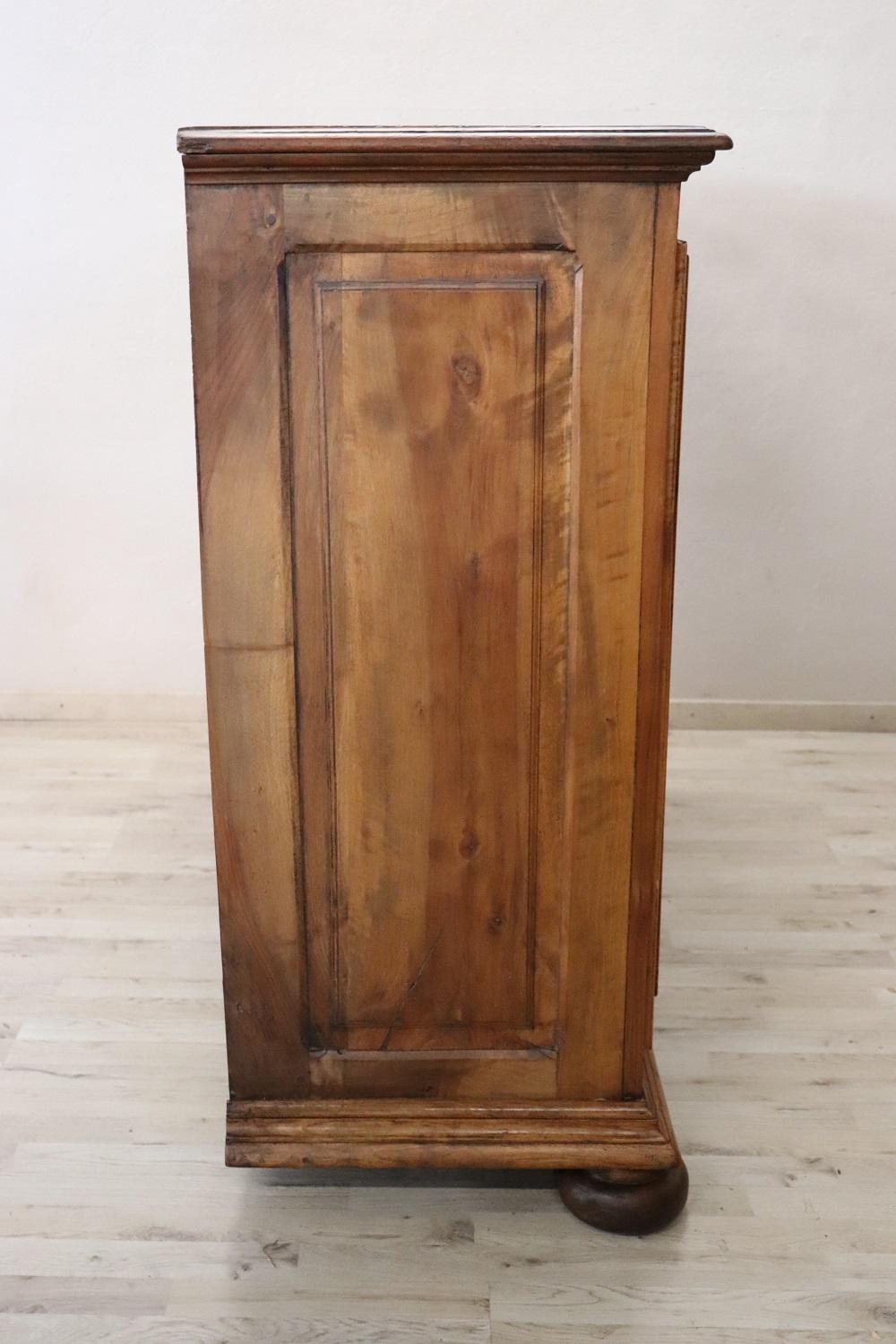 Italienisches antikes Sideboard oder Buffet aus massivem geschnitztem Nussbaumholz, 19. Jahrhundert im Angebot 4