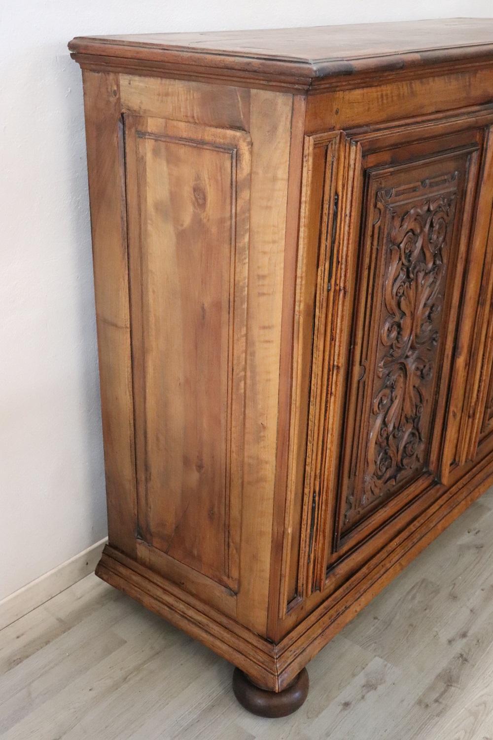 19th Century Italian Antique Sideboard or Buffet in Solid Carved Walnut In Excellent Condition For Sale In Casale Monferrato, IT