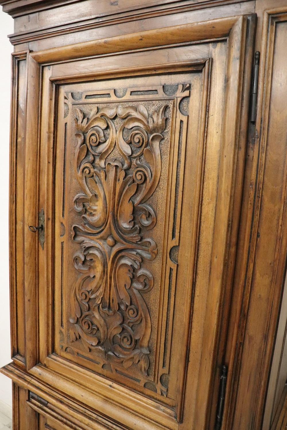19th Century Italian Antique Small Cabinet in Solid Carved Walnut In Excellent Condition In Casale Monferrato, IT