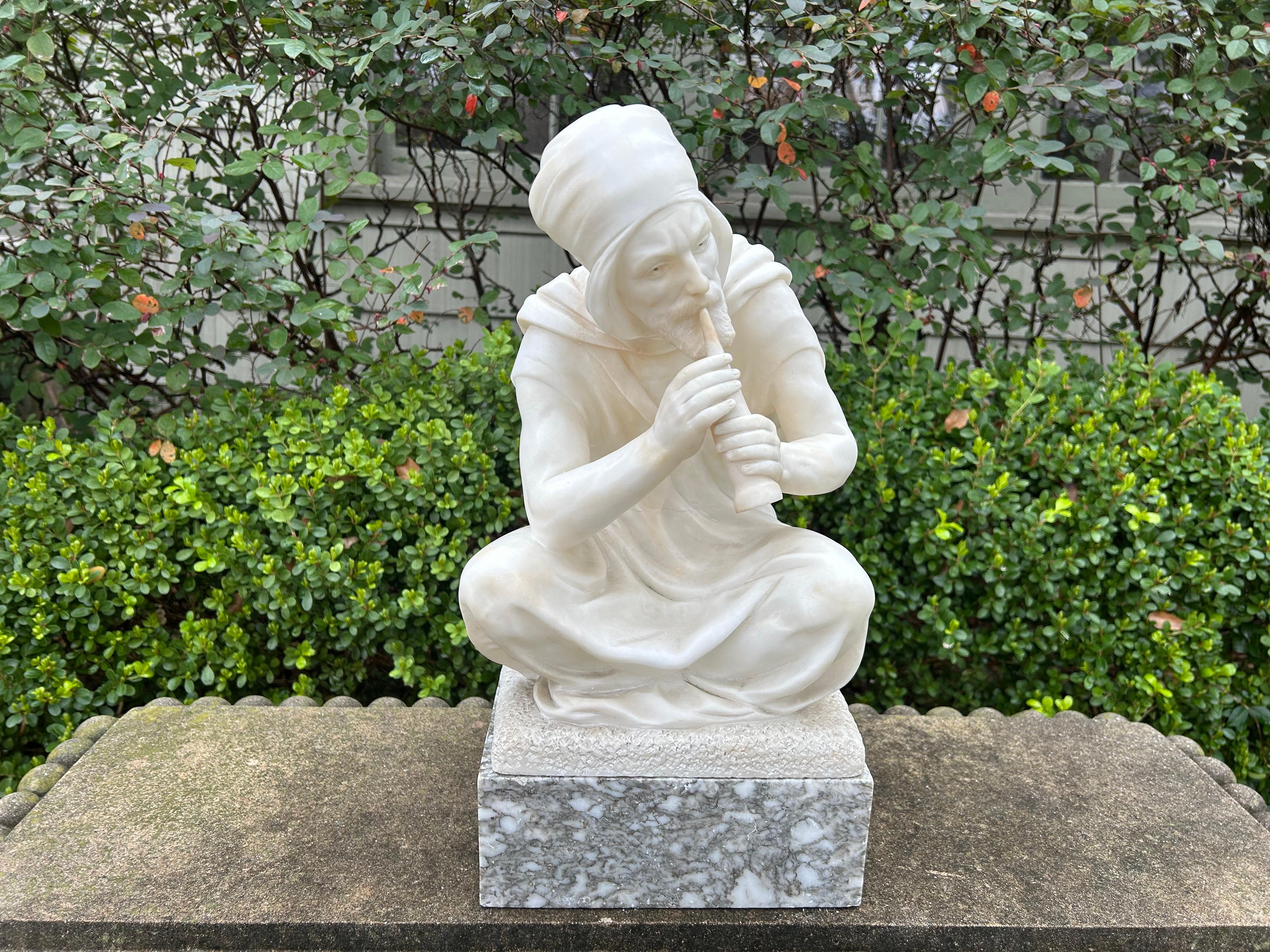 Italienische Carrara-Marmor-Skulptur im arabesken Stil des späten 19. Jahrhunderts, signiert Pugi.
Angeboten wird eine wunderschön ausgeführte sitzende arabische Figur aus Carrara-Marmor aus dem späten 19. Jahrhundert auf einem dicken Marmorsockel.