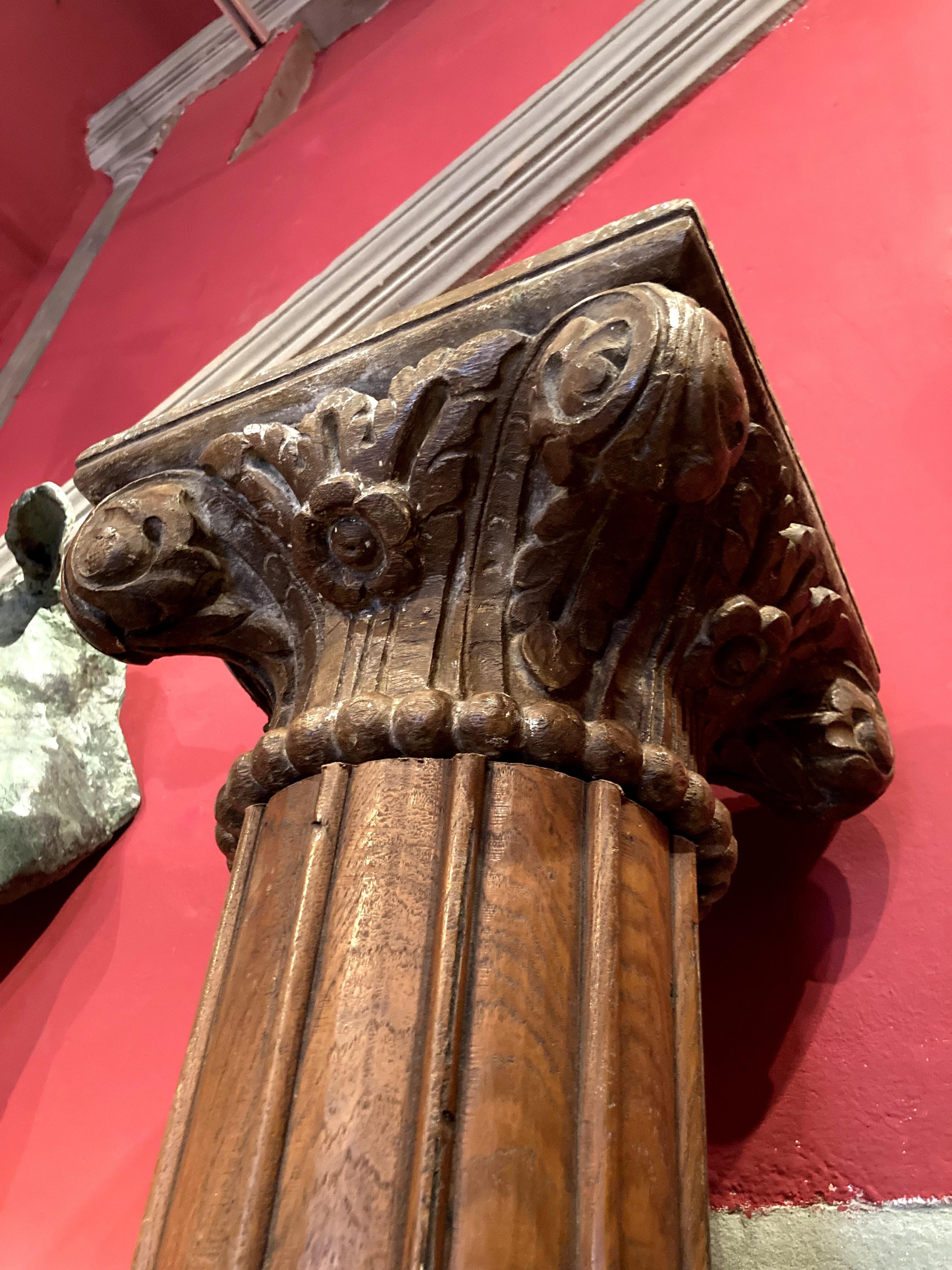 Italienische architektonische korinthische Holzsäulen aus dem 19. Jahrhundert auf Sandsteinsockeln (Handgefertigt) im Angebot