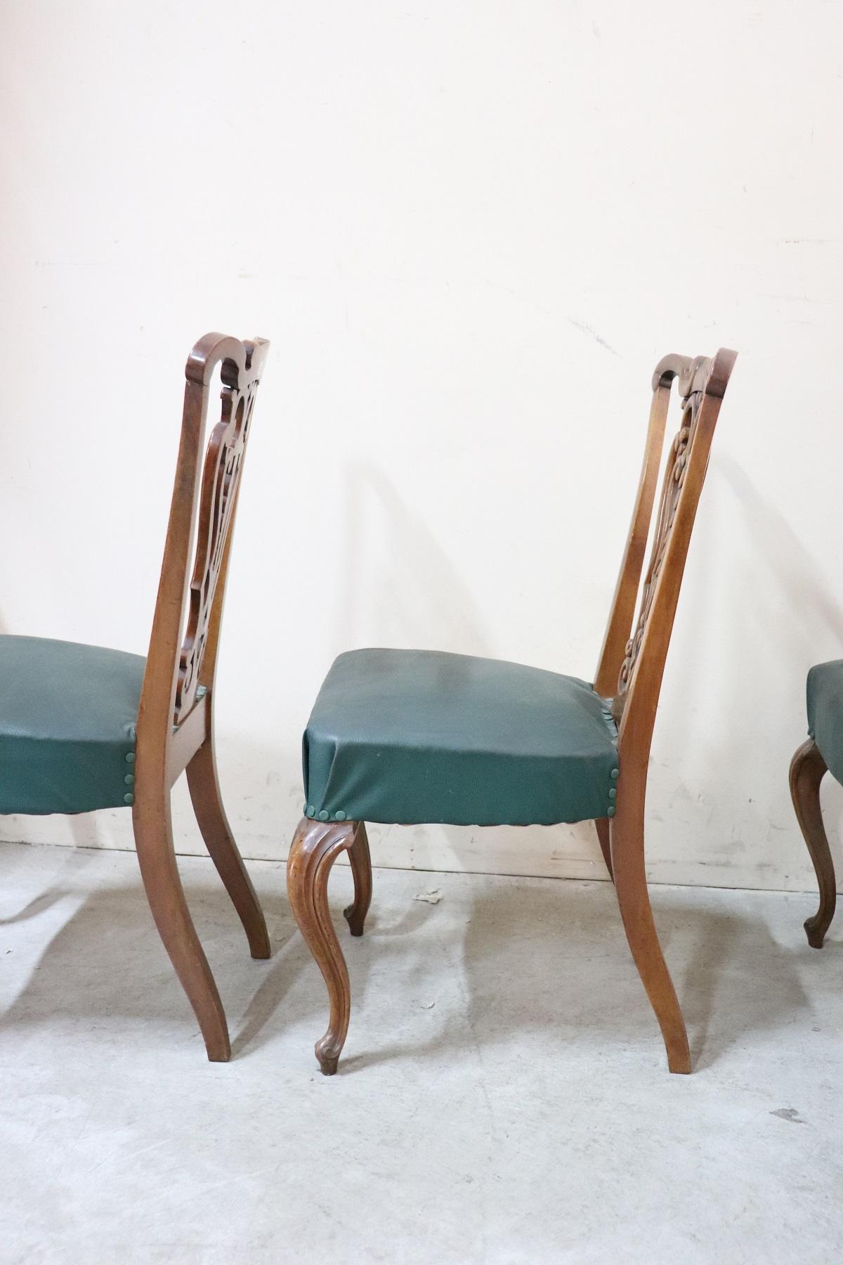 19. Jahrhundert Italienische Art Nouveau Hand Carved Walnuss Wood Set von acht Stühlen 4