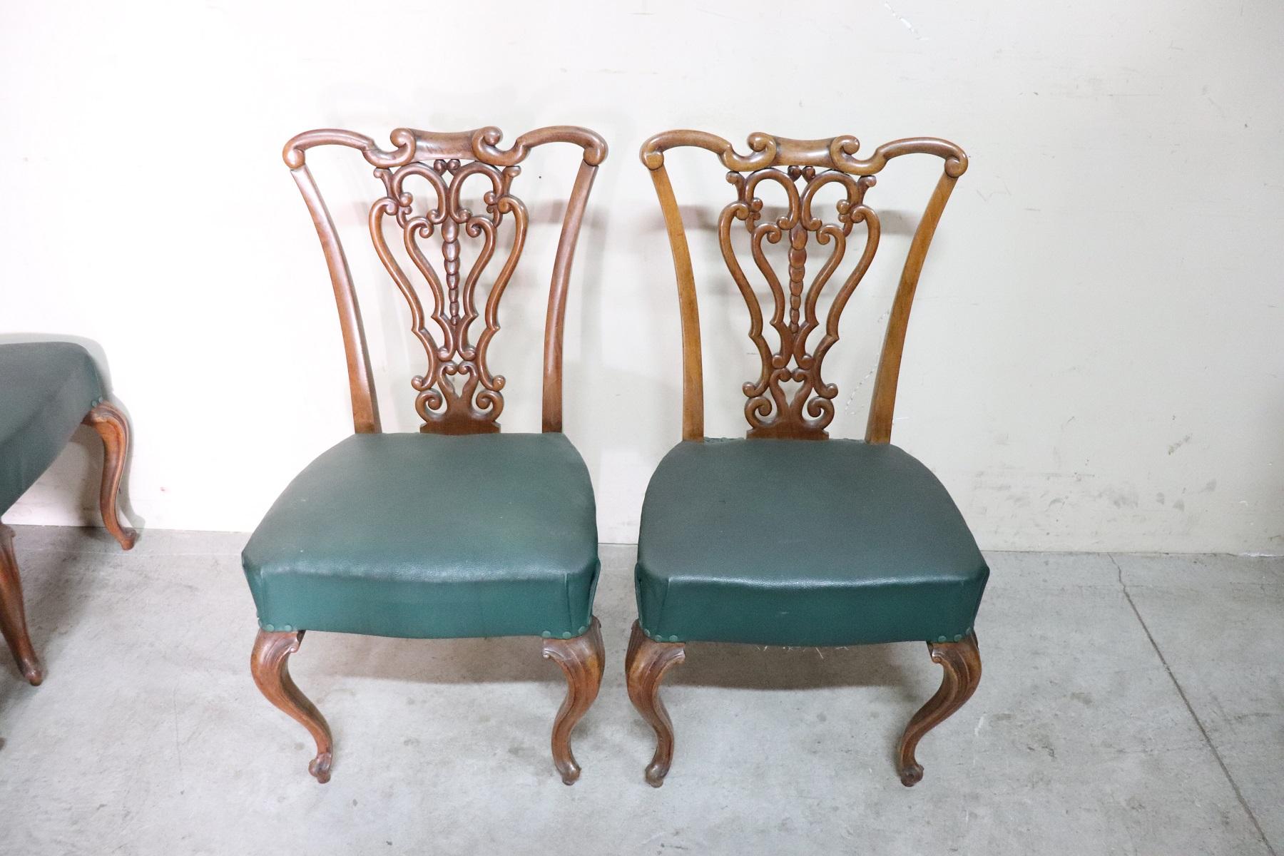 Serie von acht raffinierten, authentischen italienischen Jugendstil-Stühlen aus Nussbaumholz aus dem 19. Jahrhundert im Stil von Alberto Issel. Raffinierte und seltene Dekoration der Rückseite ist handgeschnitzt mit einem Locken und wirbelt bewegt.