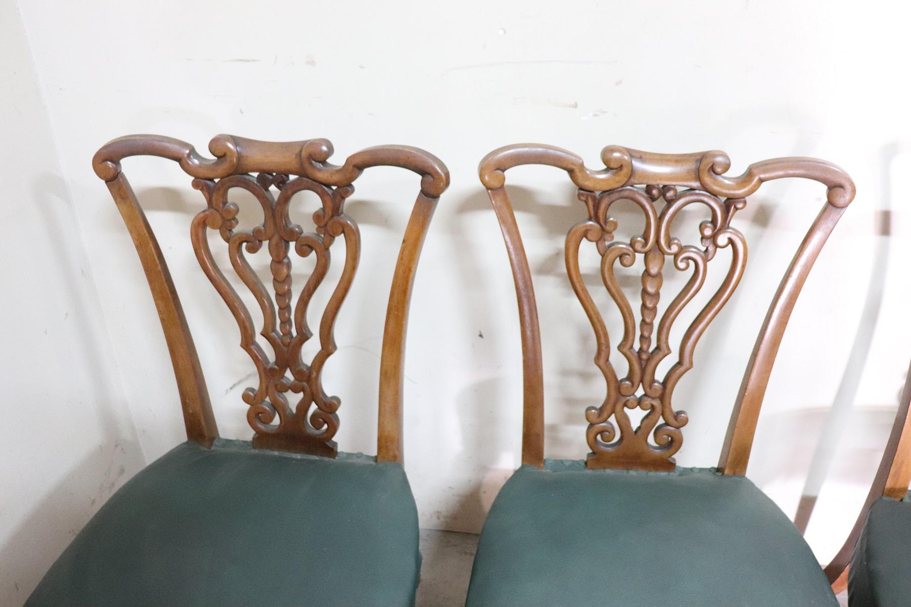 19. Jahrhundert Italienische Art Nouveau Hand Carved Walnuss Wood Set von acht Stühlen im Zustand „Gut“ in Casale Monferrato, IT
