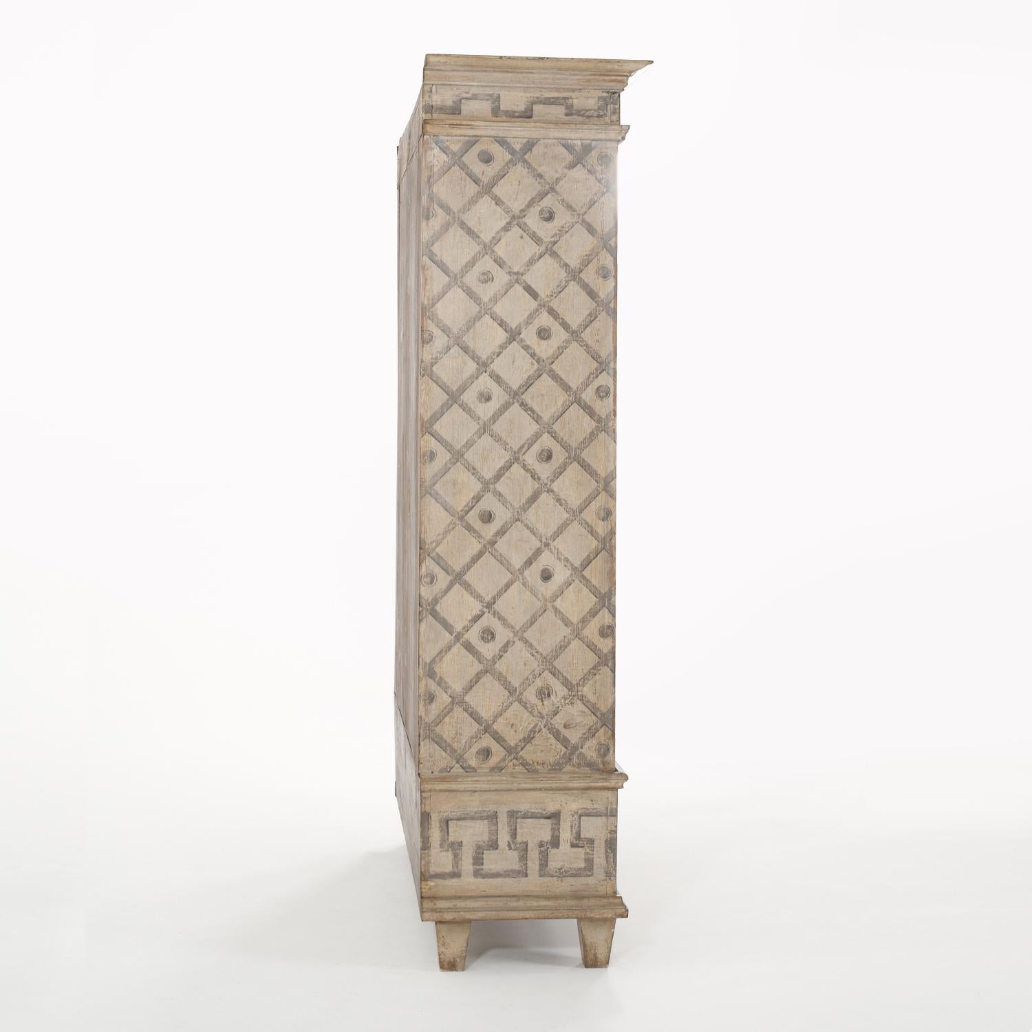 Italienischer Arte Povera-Schrank aus lackiertem Nussbaumholz, 19. Jahrhundert – antiker toskanischer Schrank (Handgeschnitzt) im Angebot