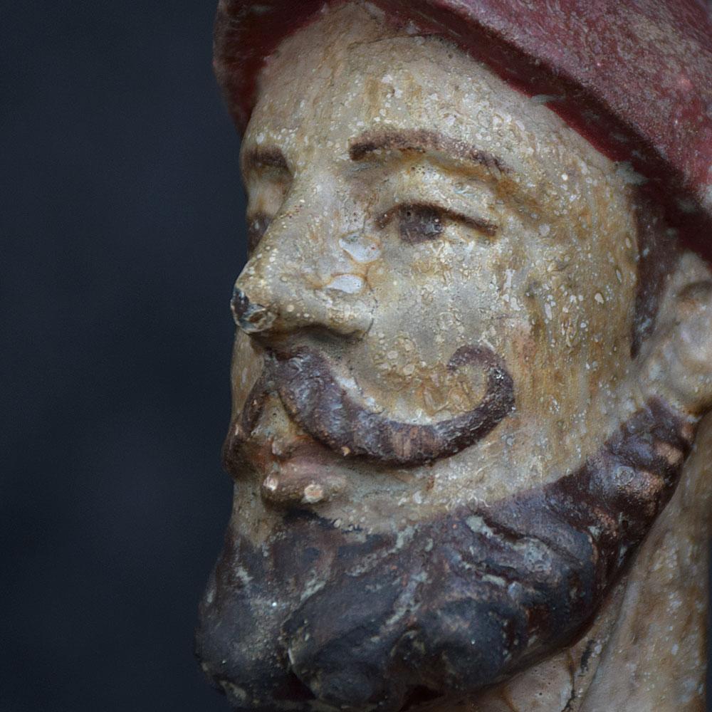 Gelenkige Holzfigur aus dem 19. 
Wir sind stolz darauf, ein seltenes Überbleibsel aus dem 19. Jahrhundert in Form einer handgeschnitzten Soldatenfigur aus Kiefernholz anbieten zu können. Mit einer polychrom bemalten Oberfläche, die auf einem