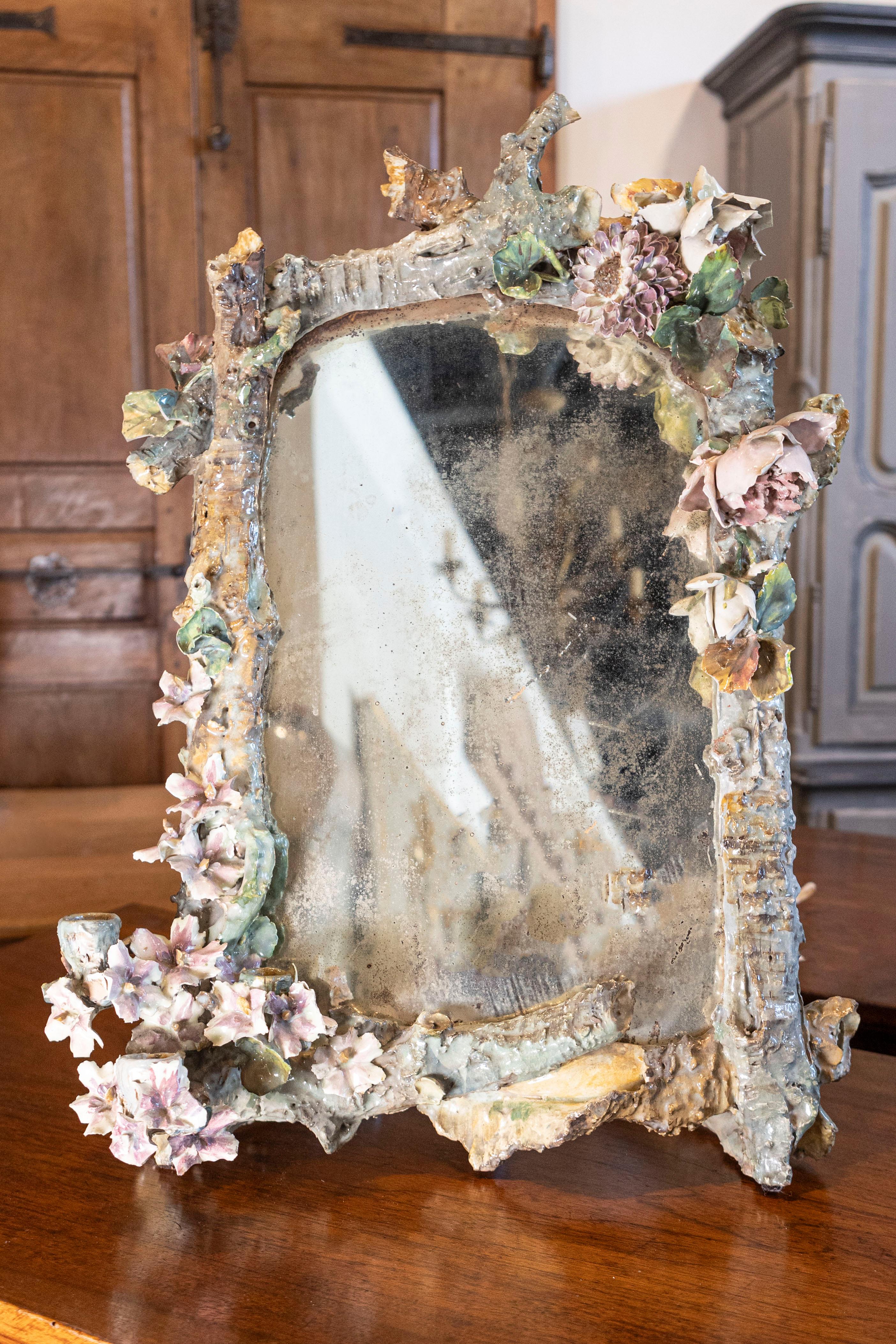 Miroir Barbotine Art Nouveau italien du 19ème siècle
Cet exquis miroir italien du XIXe siècle témoigne de la plus grande qualité d'exécution de l'époque de l'Art nouveau. Il présente un superbe cadre en Barbotine orné de motifs floraux et de