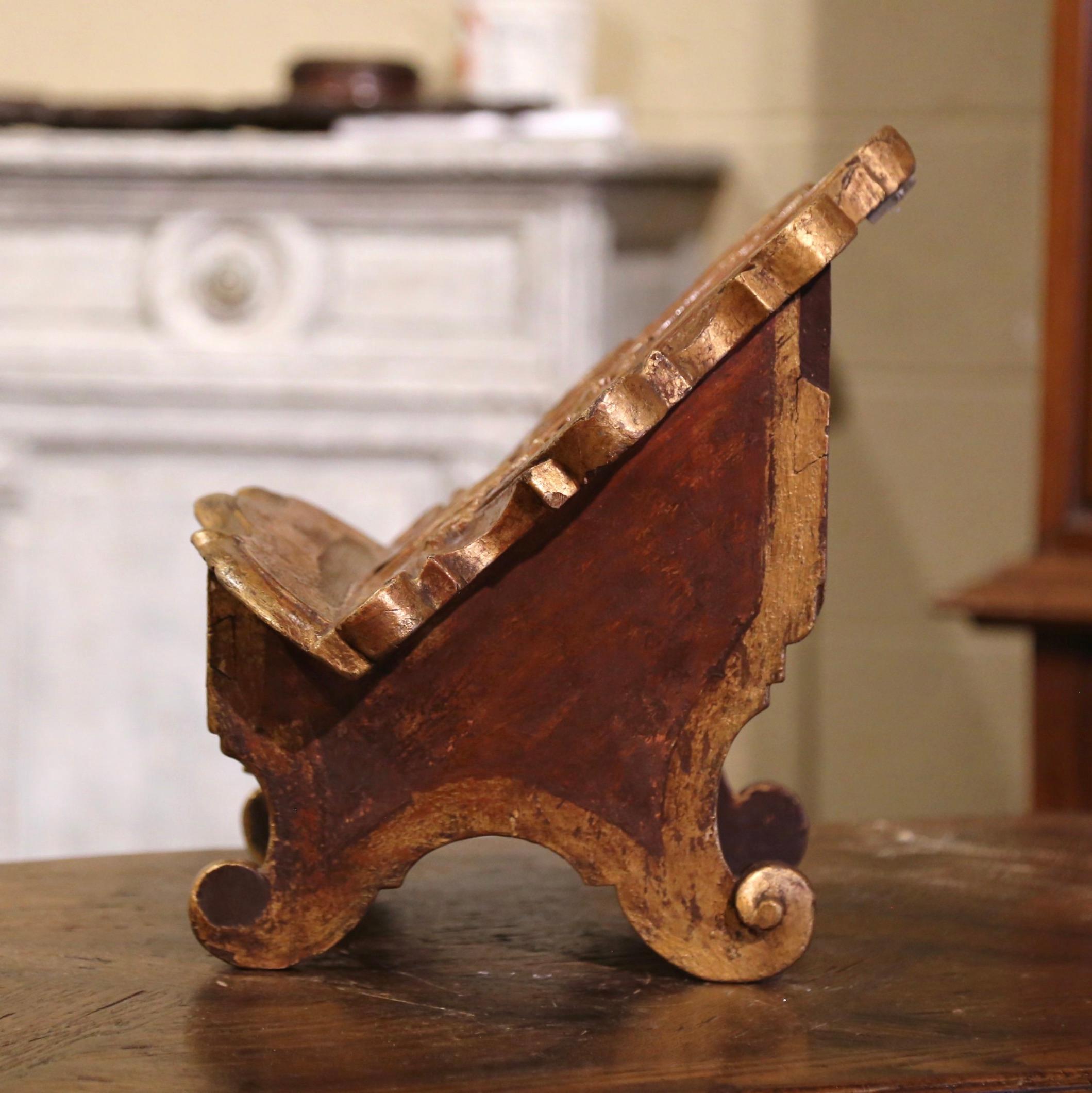 Stellen Sie Ihre Bibel auf diesen antiken, barocken Buchständer. Das um 1880 in Italien gefertigte Rednerpult ruht auf vier geschwungenen Beinen über einer geschwungenen Frontschürze. Das Design des Buchständers umfasst eine große, verzierte, in der