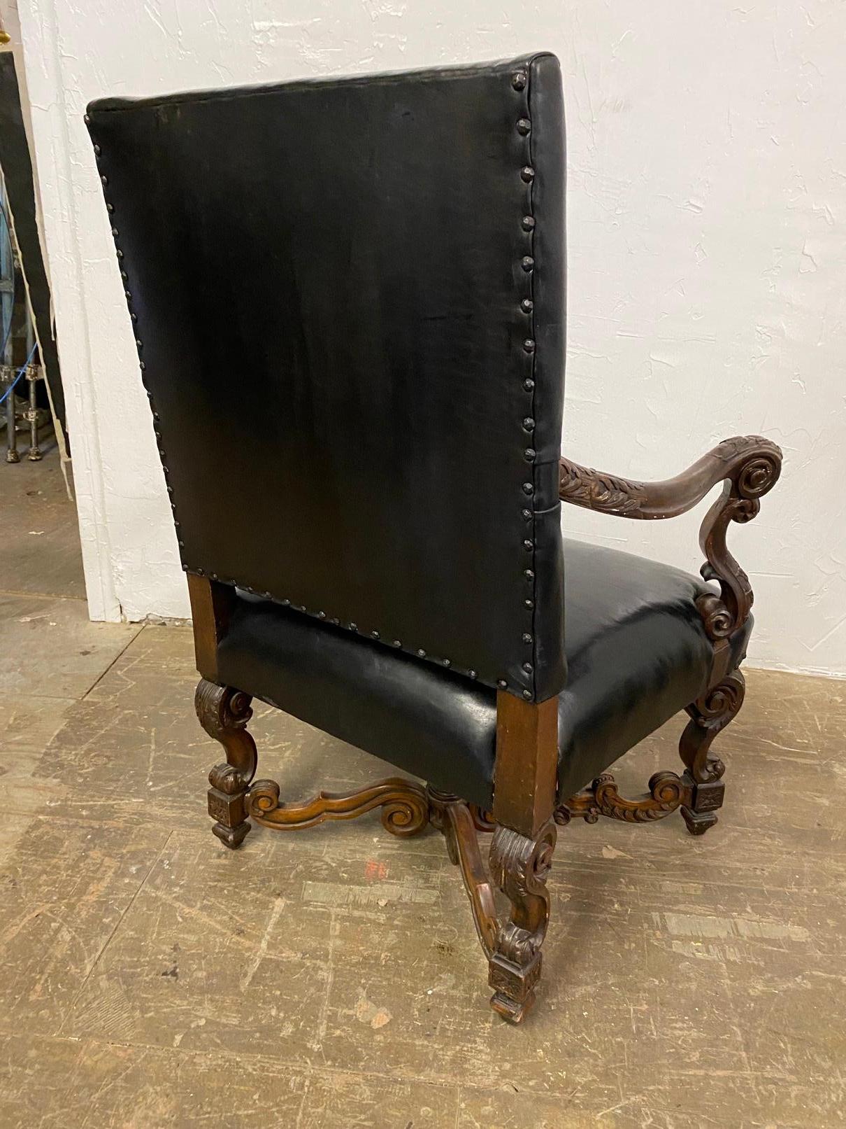 Chaise à trône baroque italienne du 19e siècle en noyer sculpté Bon état - En vente à Sheffield, MA