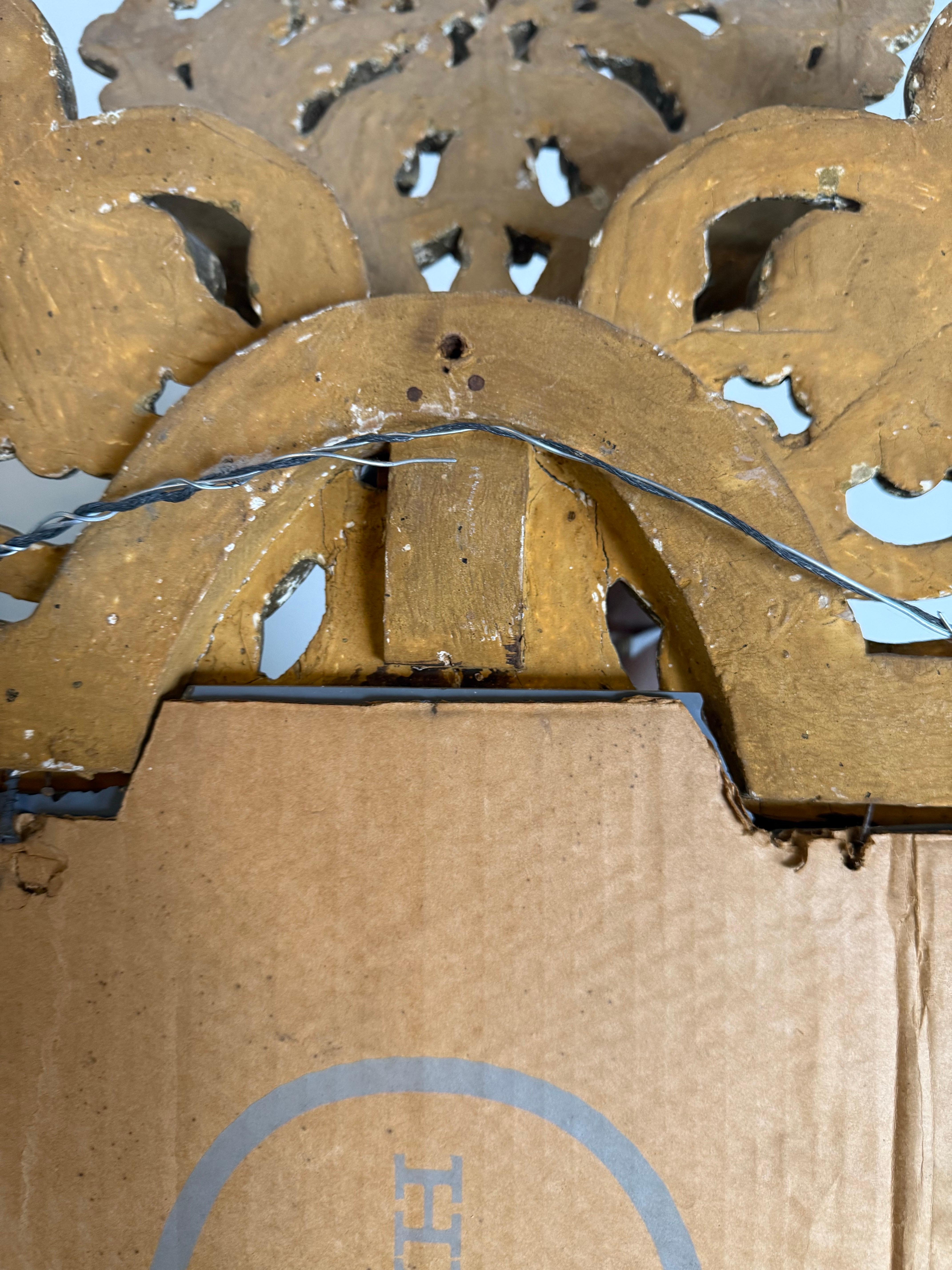 Miroir italien du XIXe siècle de style baroque en bois sculpté et doré en vente 6