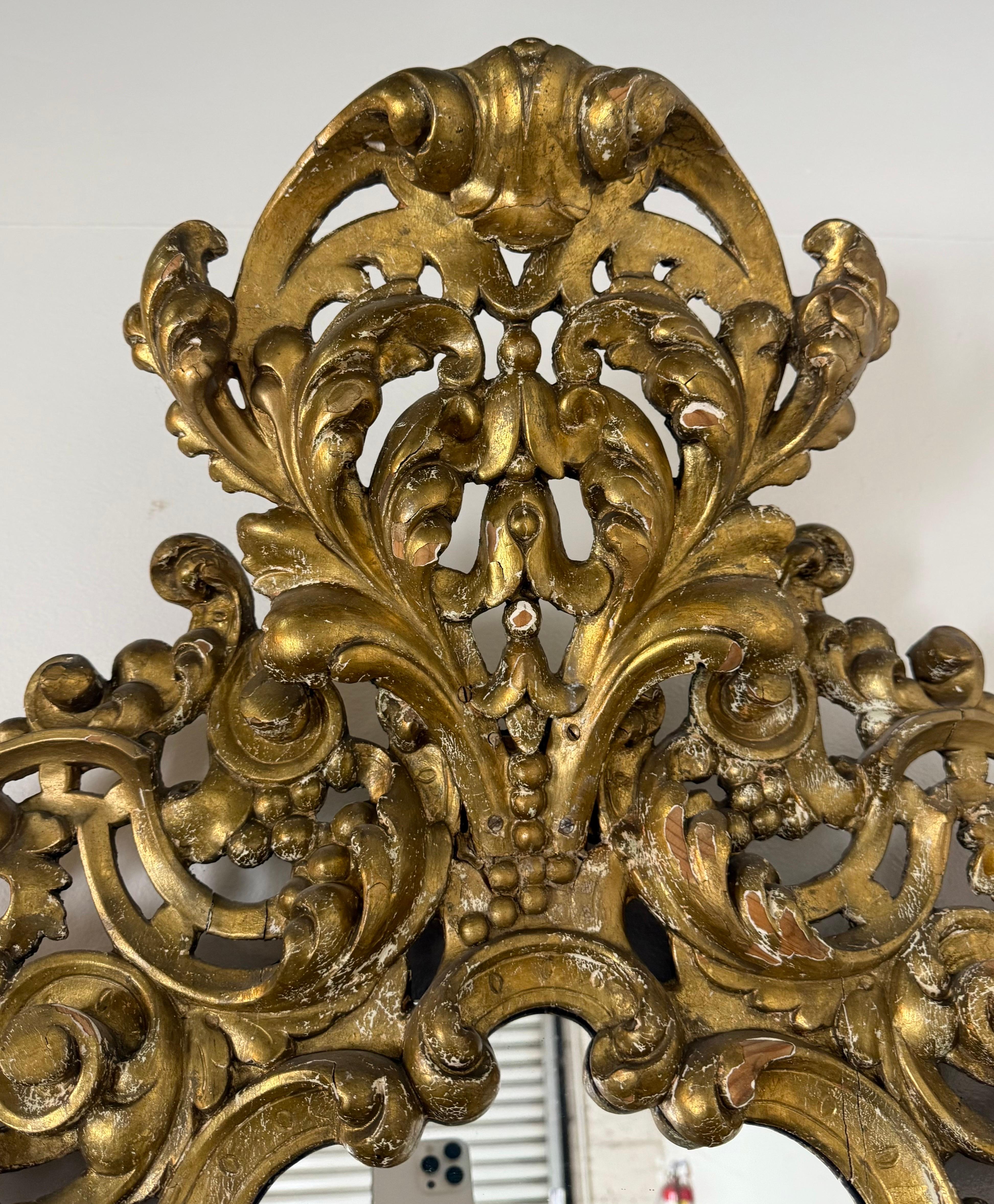 Baroque Miroir italien du XIXe siècle de style baroque en bois sculpté et doré en vente