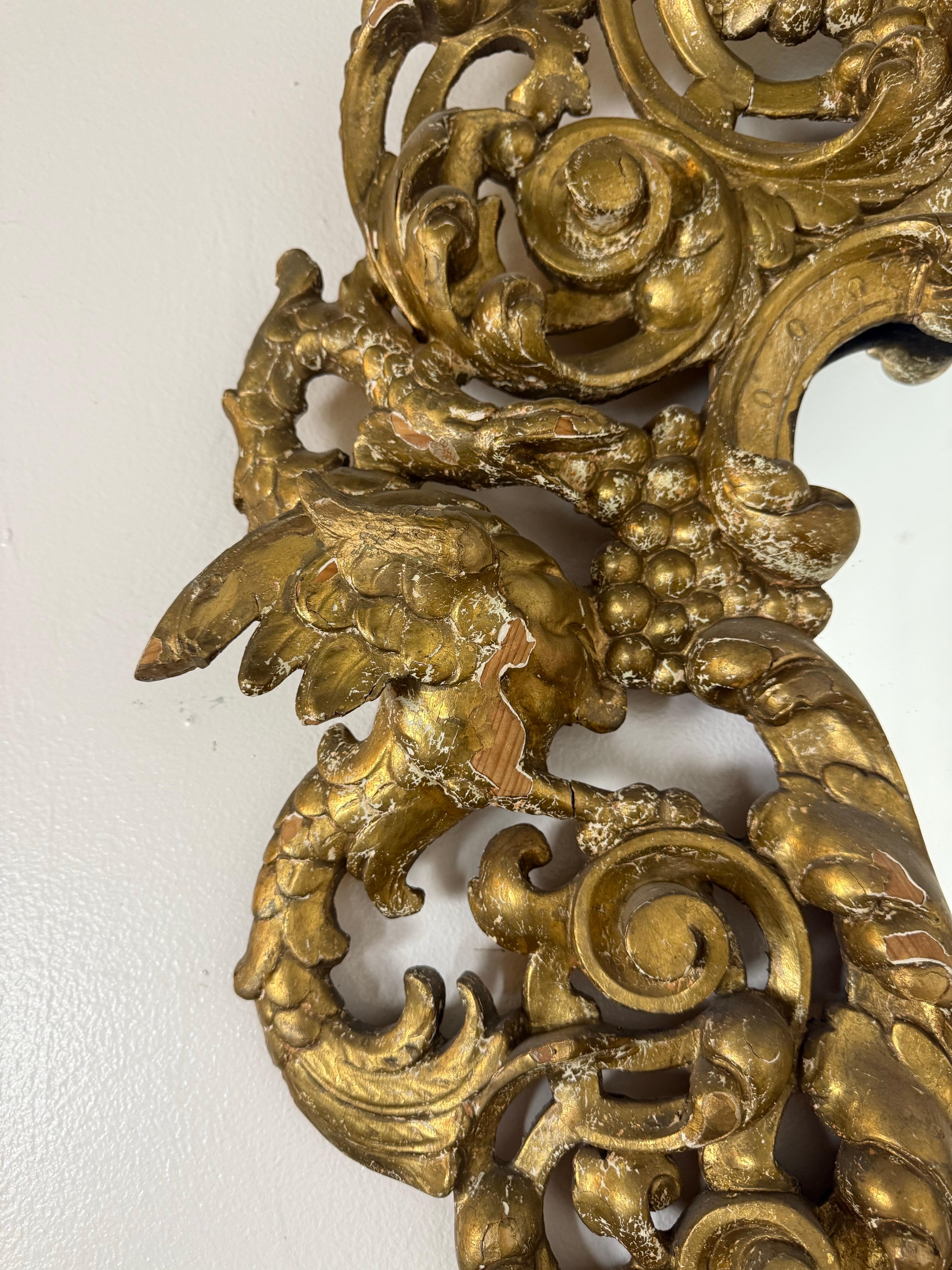Sculpté à la main Miroir italien du XIXe siècle de style baroque en bois sculpté et doré en vente