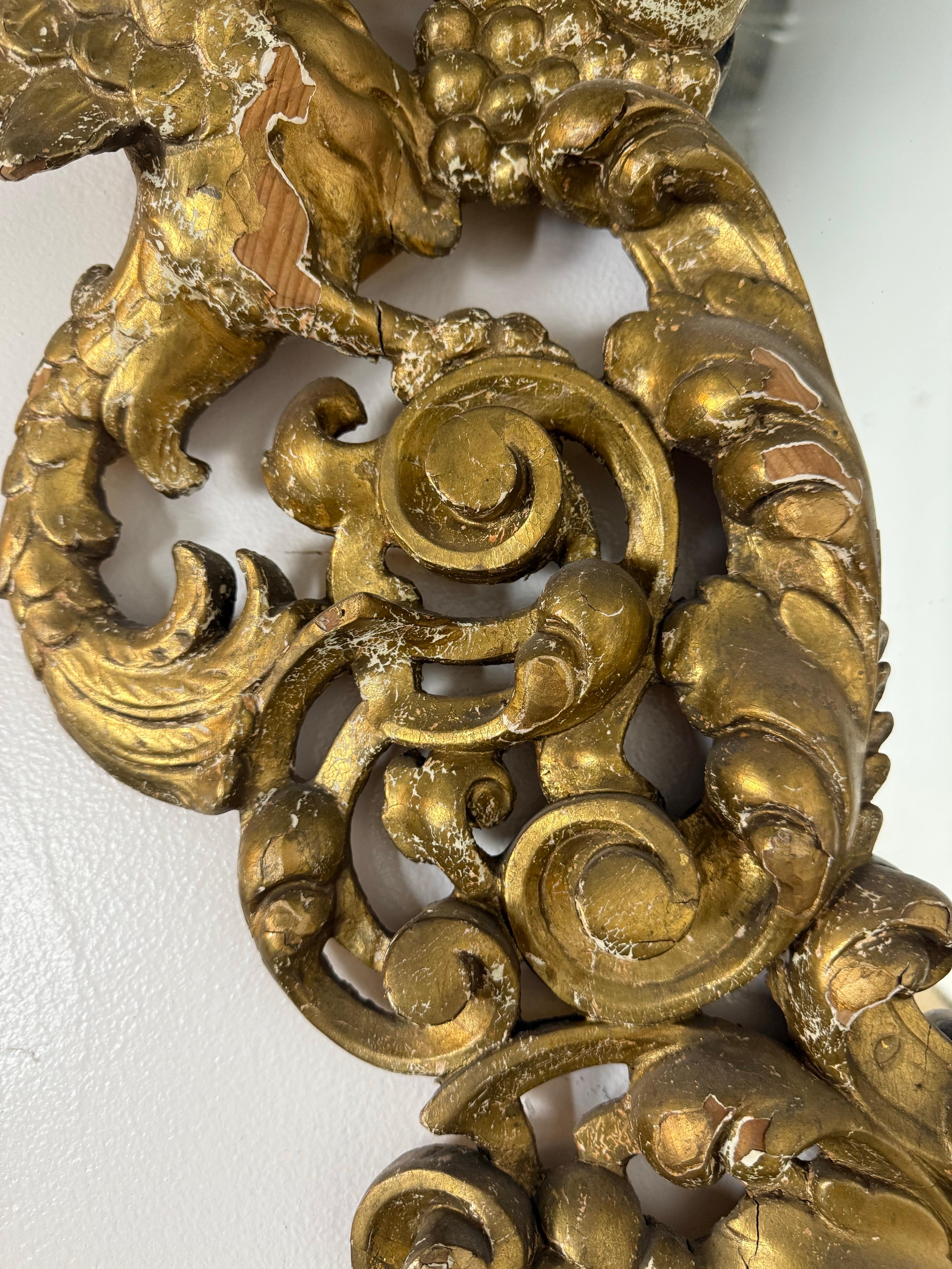 20ième siècle Miroir italien du XIXe siècle de style baroque en bois sculpté et doré en vente