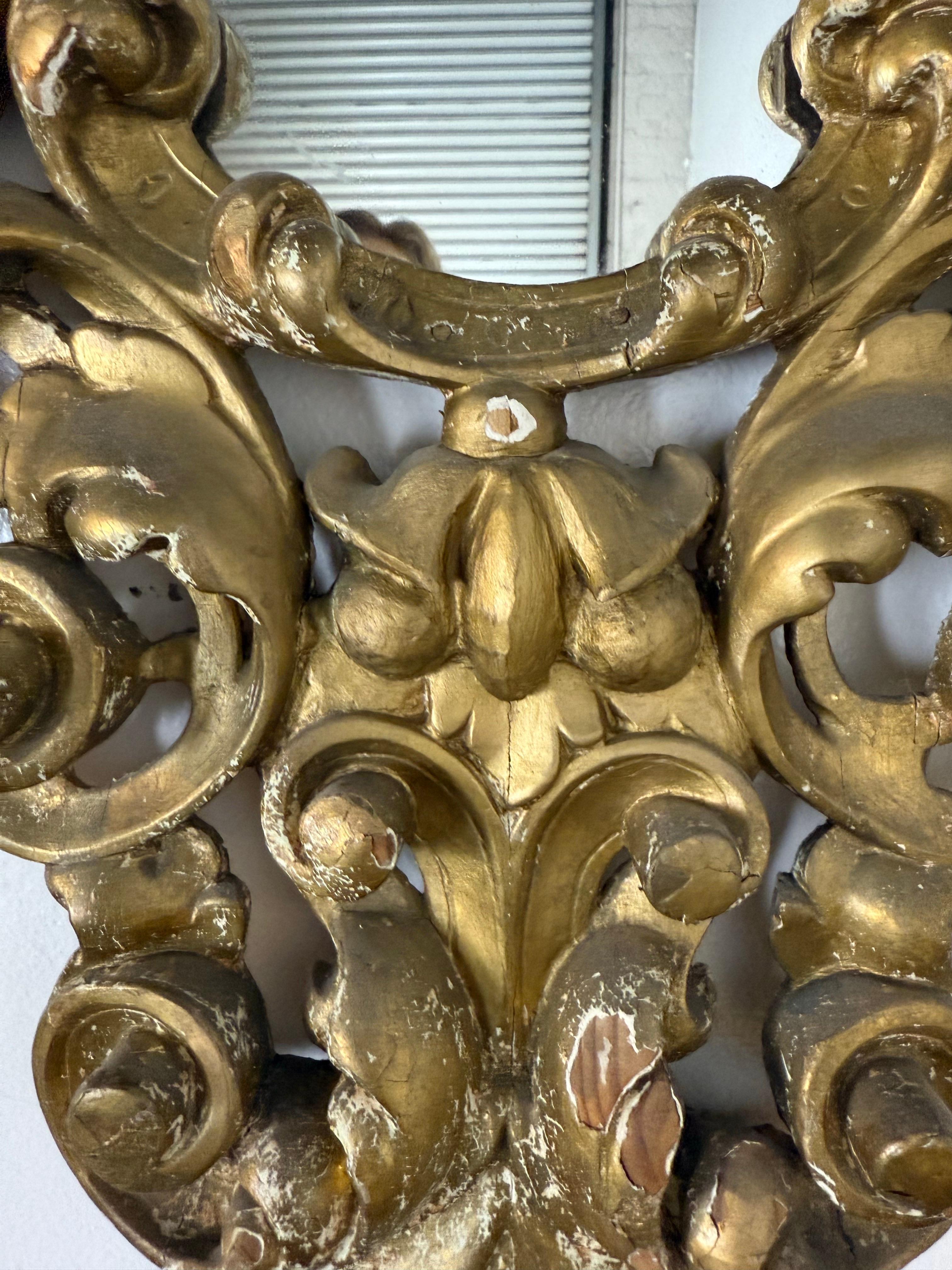 Miroir italien du XIXe siècle de style baroque en bois sculpté et doré en vente 1