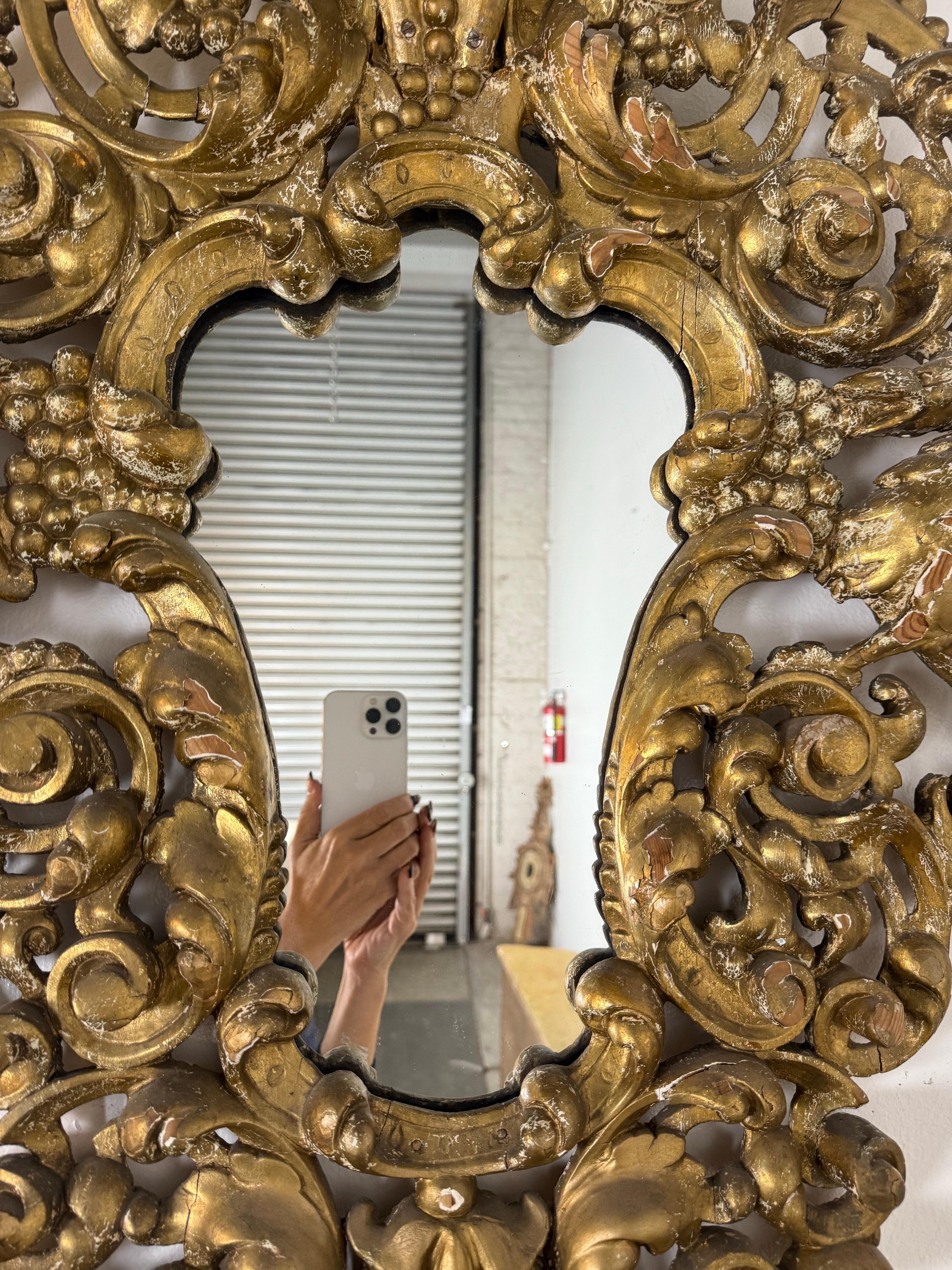 Miroir italien du XIXe siècle de style baroque en bois sculpté et doré en vente 3