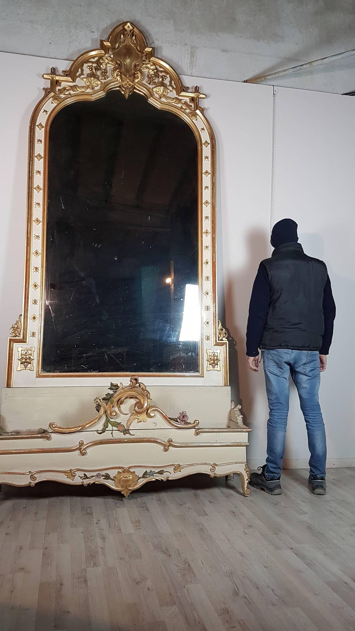 Beautiful elegant spectacular mirror with planter at the base large size in perfect Italian baroque style wood finely and richly carved with swirls of great refinement lacquered and decorated in gold leaf. The mirror, as you can see from the images,