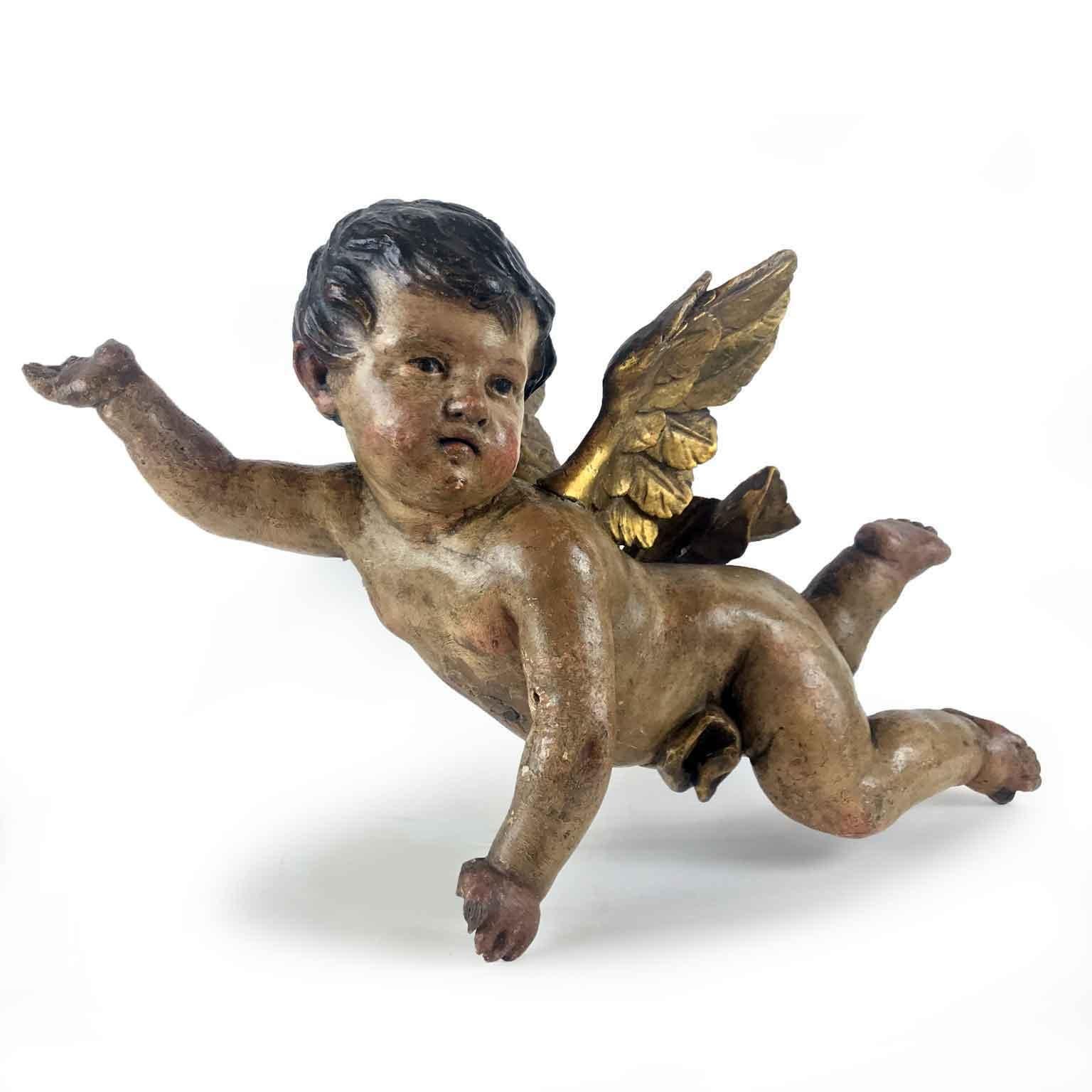 Lovely Baroque style announcing angel, an Italian figurative sculpture carved in cembran pinewood painted and giltwood of Italian origin, dating back to late 19th century, in fair condition.

This antique wall-hanging figure is a hand painted