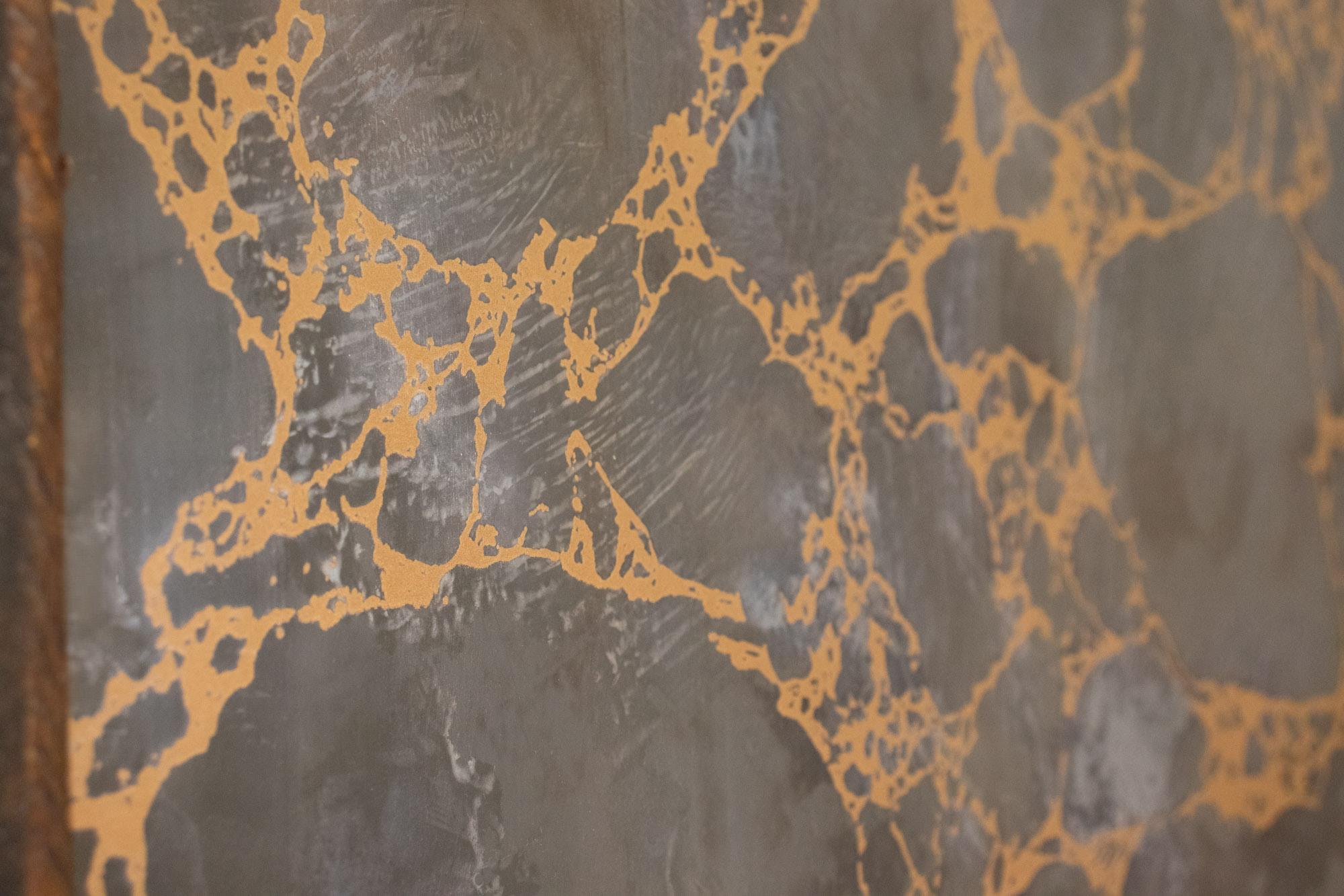 Miroir de style baroque italien du 19e siècle en bois doré et gesso avec verre églomisé en vente 3