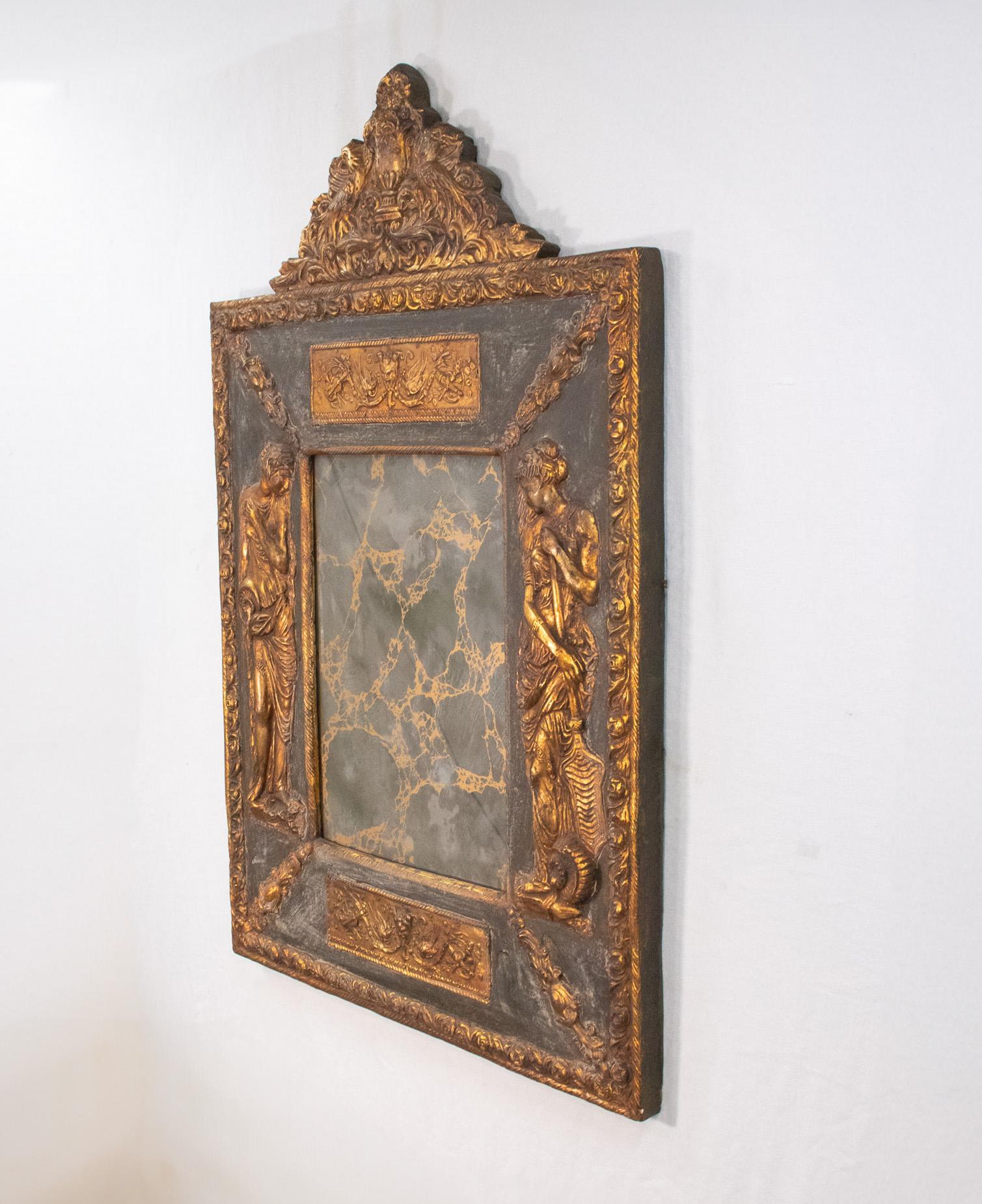 Ce miroir de style baroque italien du XIXe siècle est fait de bois doré, de gesso doré, de verre églomisé et de bois ébonisé. Le motif doré du miroir rappelle le veinage des plaques de marbre traditionnelles, mettant en valeur les motifs baroques et