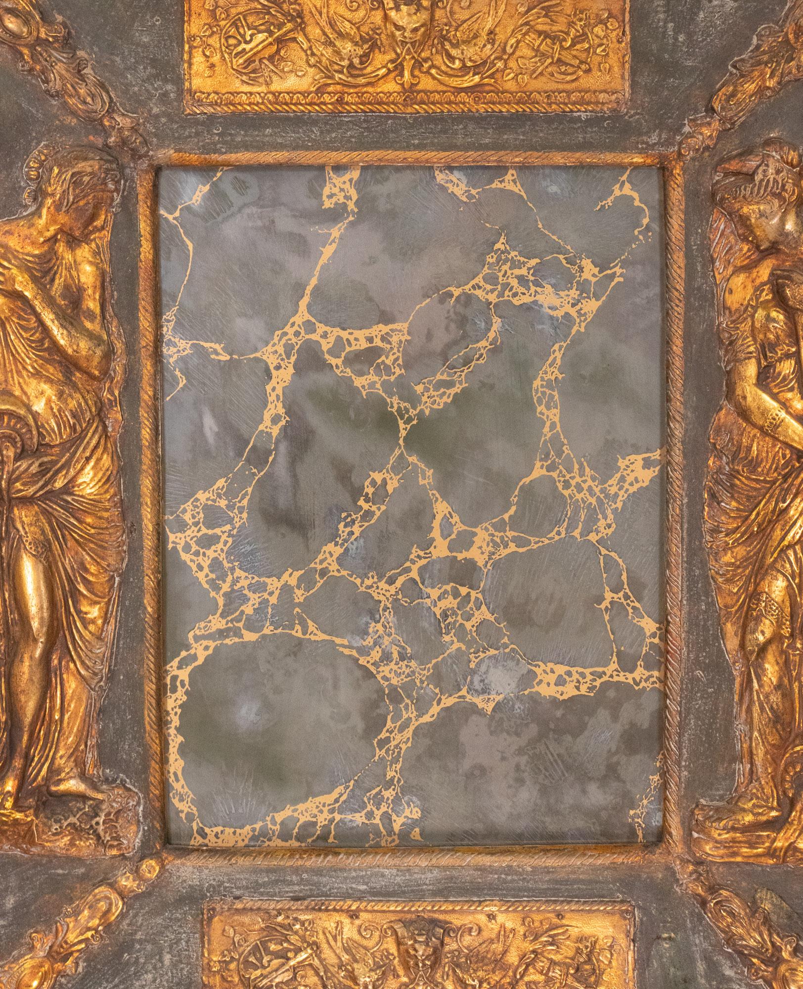 Fait main Miroir de style baroque italien du 19e siècle en bois doré et gesso avec verre églomisé en vente