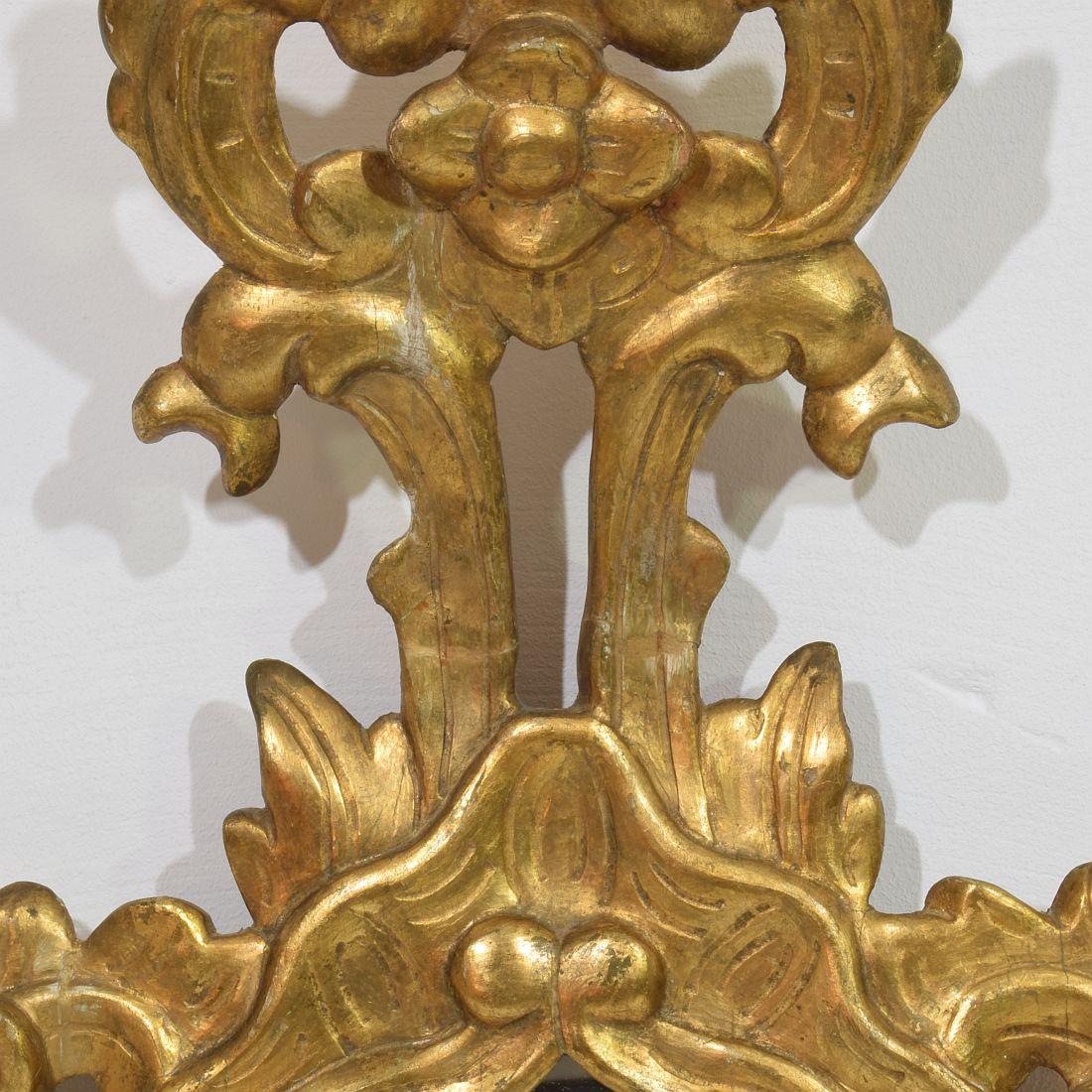 Sculpté à la main Miroir en bois doré de style baroque italien du 19e siècle en vente
