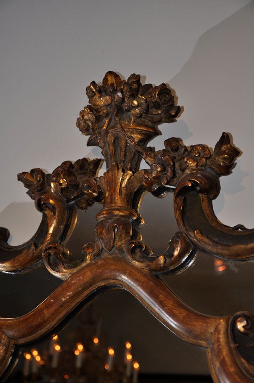 Doré Miroir de style baroque italien du 19ème siècle doré à la feuille en vente