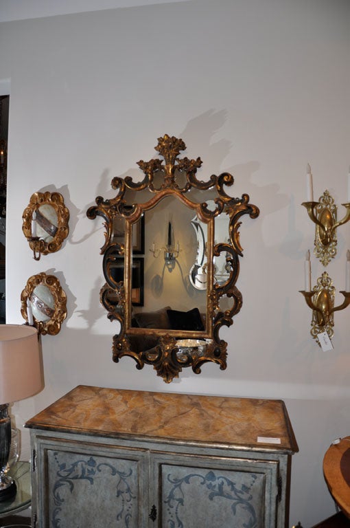 Miroir de style baroque italien du 19ème siècle doré à la feuille en vente 1