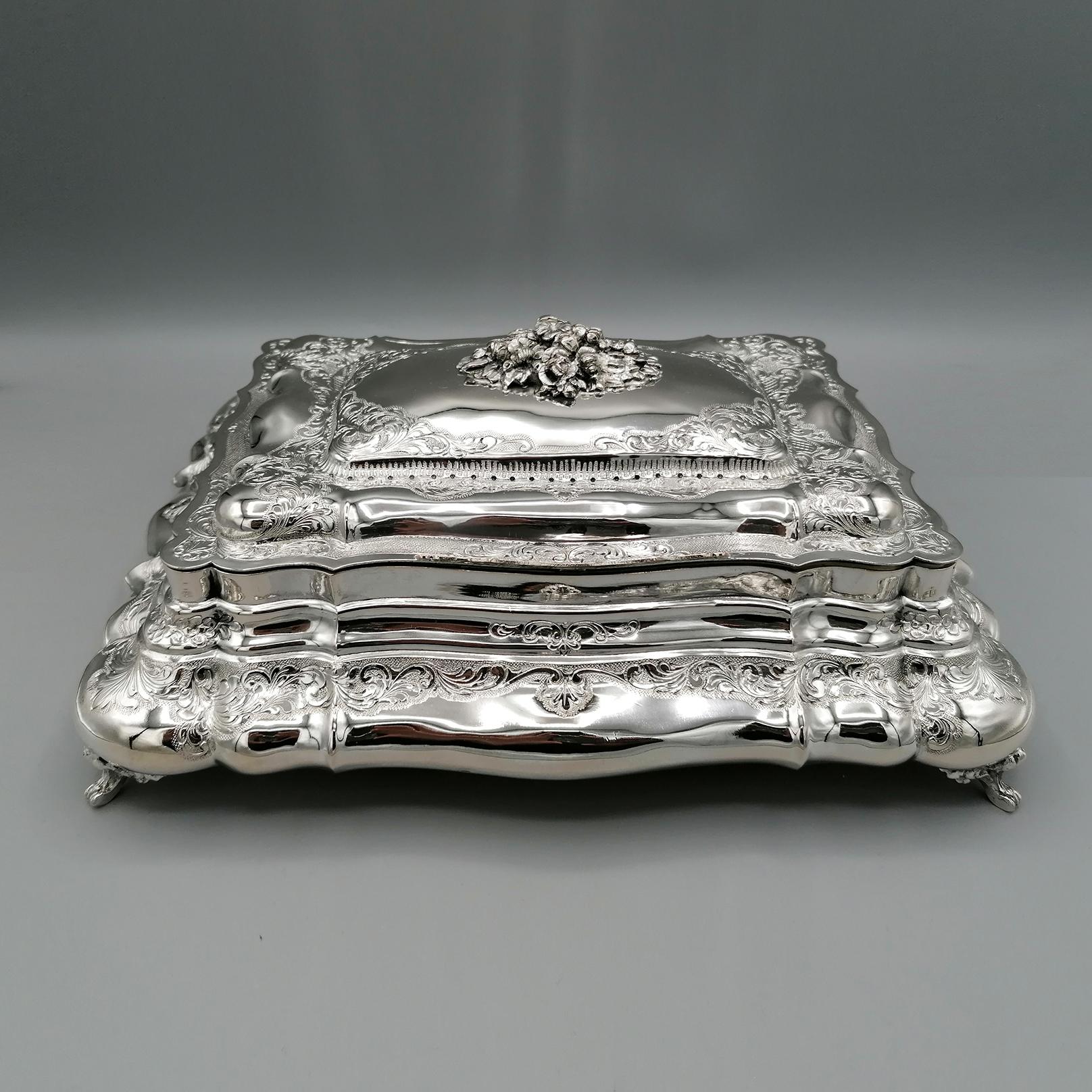 Important jewelry box made in Italy at the end of the 19th century.
Made entirely by hand from silver sheet and shaped. The whole body has been embossed and engraved by hand with a scroll design typical of the Baroque period.
The high quality of