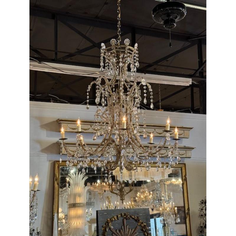 Magnifique paire de lustres italiens en perles et en cristal du 19e siècle à 8 lumières. Des luminaires classiques recouverts de cristaux sur une jolie base incurvée. Circa 1860. Spectaculaire !
45hx 24w
