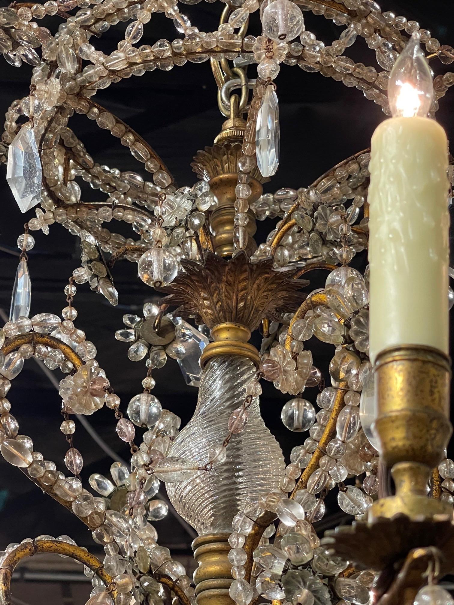 Italienischer 12flammiger Kronleuchter aus Perlenkristall und vergoldeter Bronze aus dem 19. Jahrhundert im Angebot 6