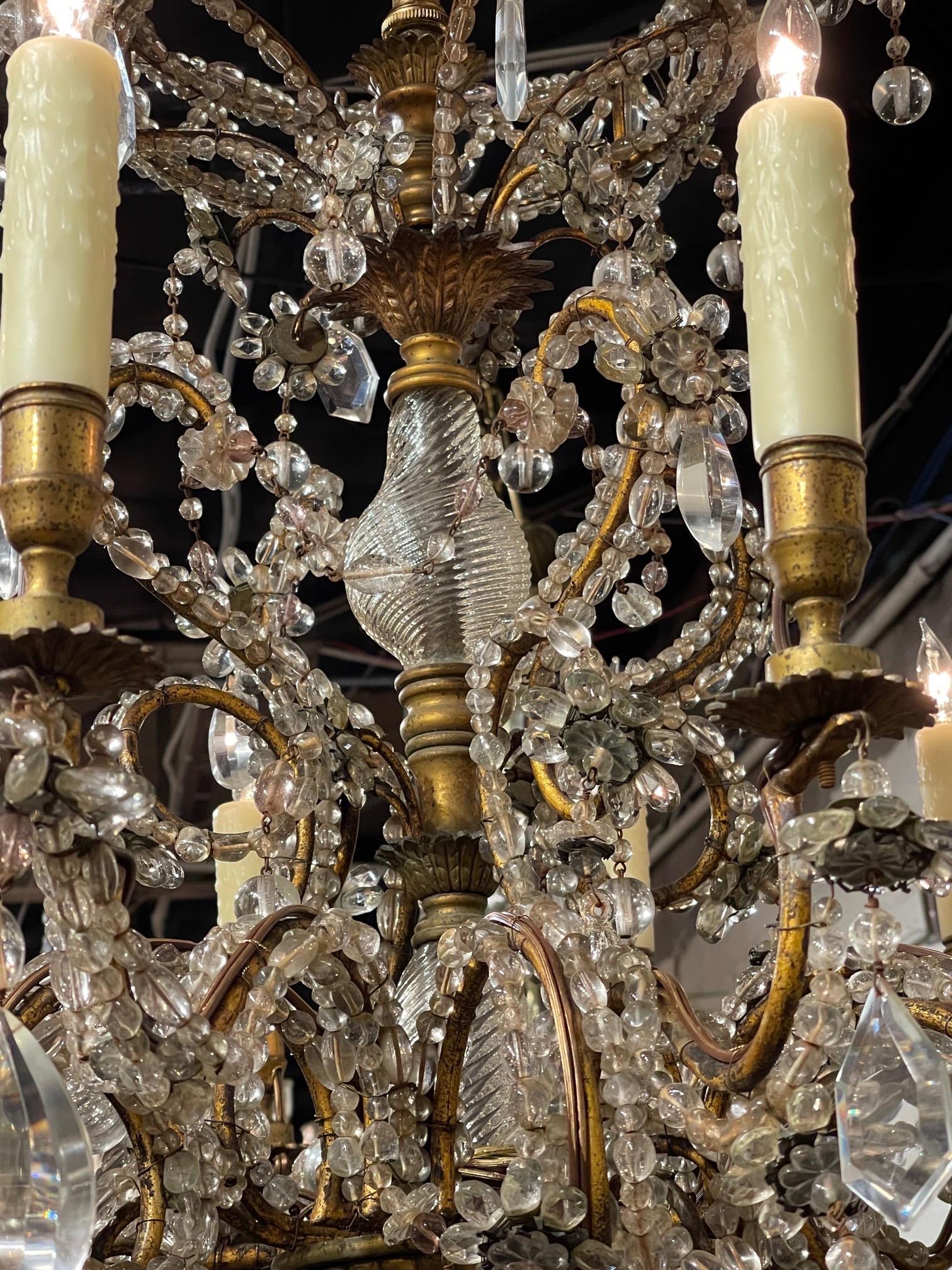 Italienischer 12flammiger Kronleuchter aus Perlenkristall und vergoldeter Bronze aus dem 19. Jahrhundert im Angebot 1