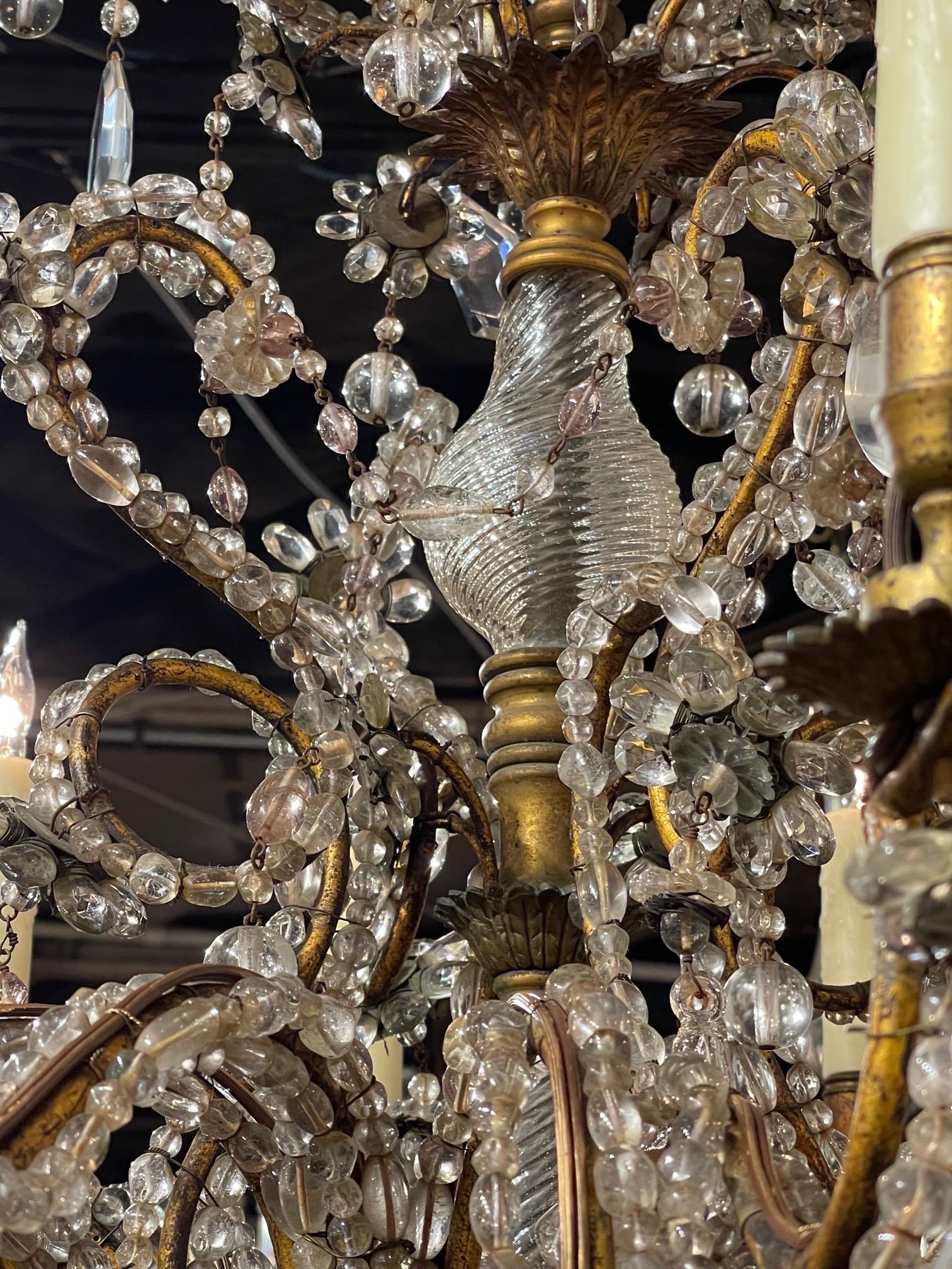 Italienischer 12flammiger Kronleuchter aus Perlenkristall und vergoldeter Bronze aus dem 19. Jahrhundert im Angebot 5