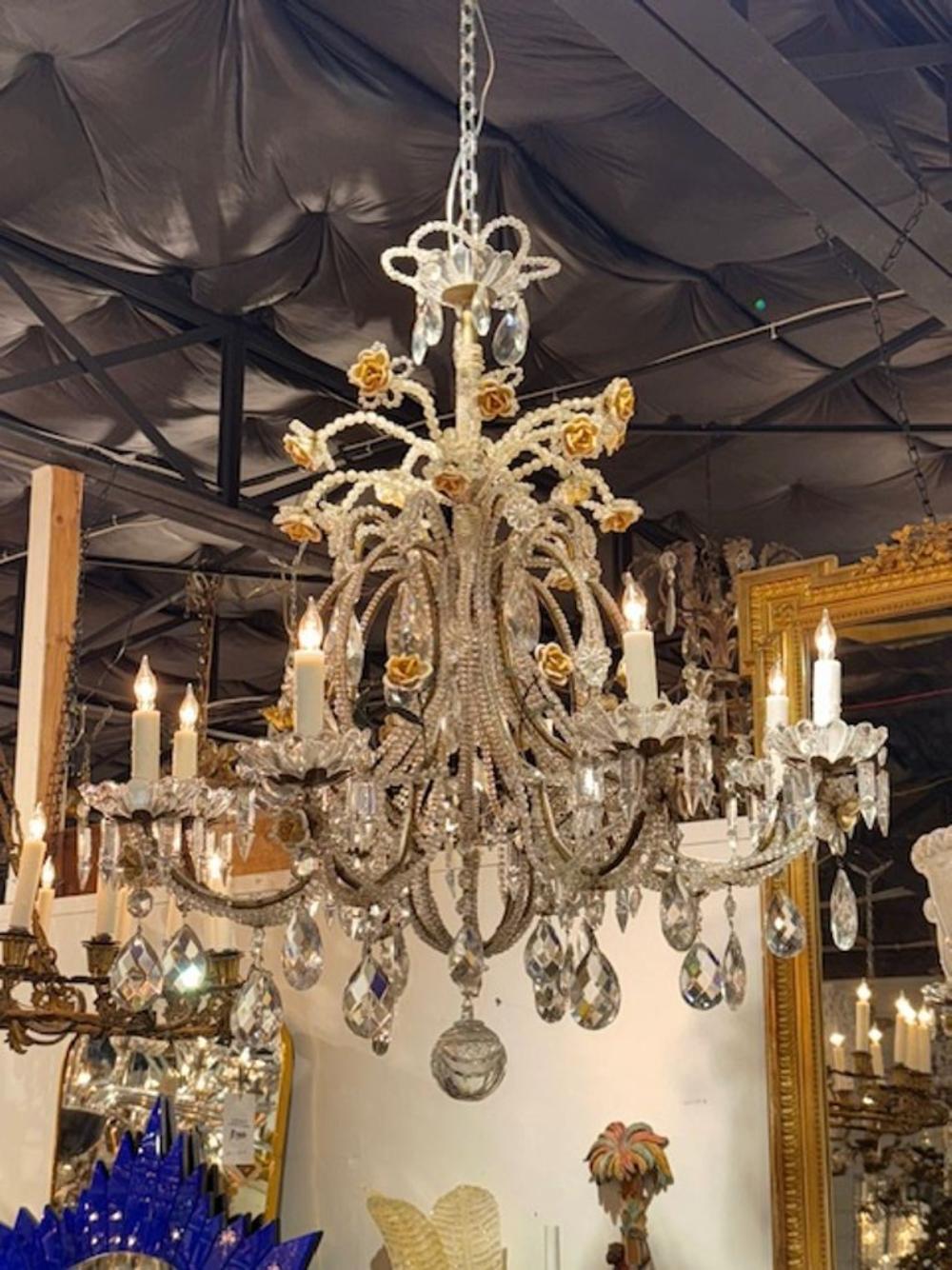 Ce lustre italien du XIXe siècle est orné de fleurs en cristal et en porcelaine perlées, créant ainsi un design étonnant et élégant. La combinaison de ces matériaux ajoute une touche de sophistication et de charme à tout espace. Cette pièce dégage