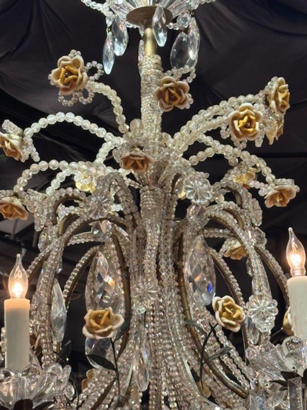 XIXe siècle Lustre italien du 19ème siècle en cristal perlé et porcelaine à fleurs en vente