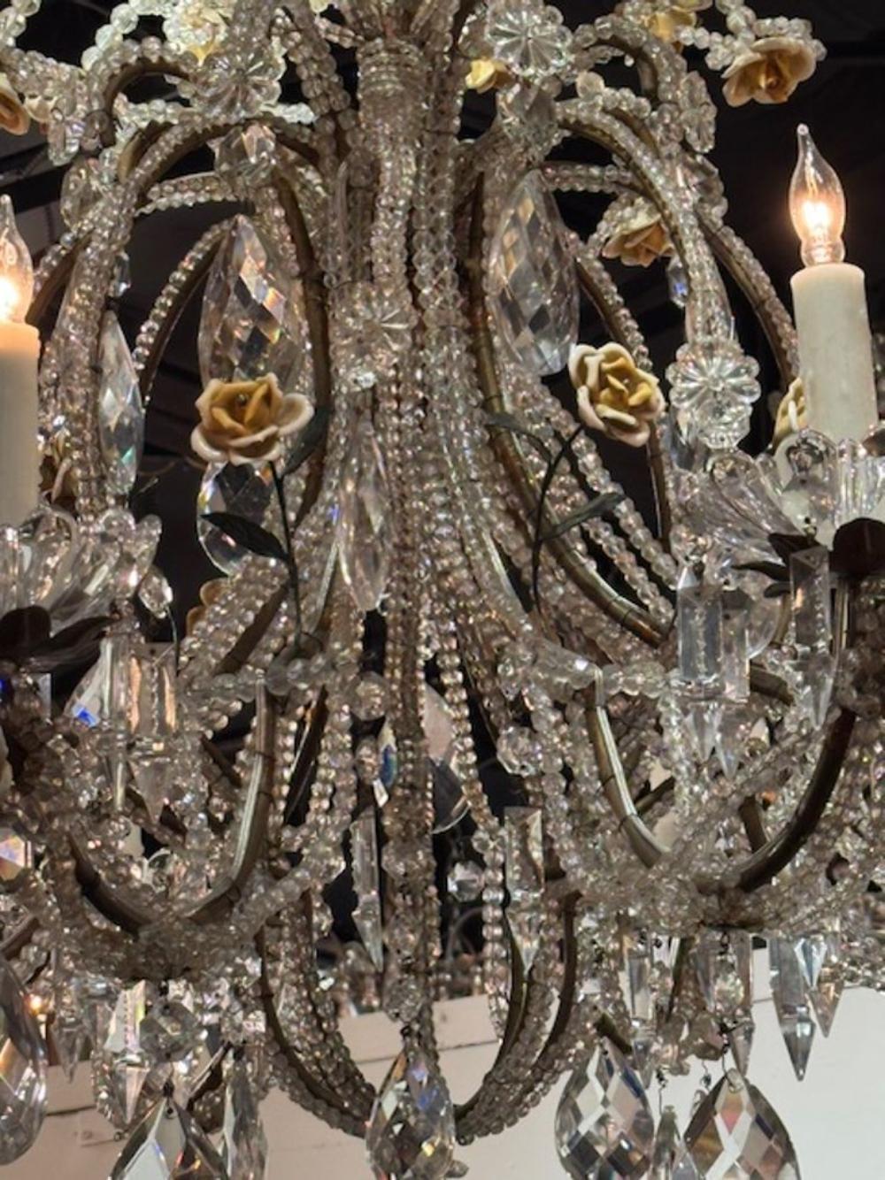 Cristal Lustre italien du 19ème siècle en cristal perlé et porcelaine à fleurs en vente