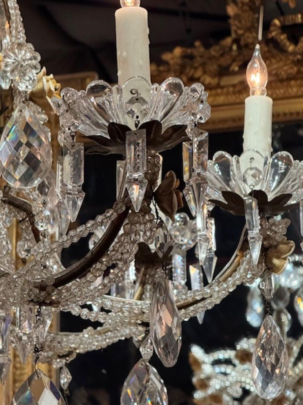 Lustre italien du 19ème siècle en cristal perlé et porcelaine à fleurs en vente 1