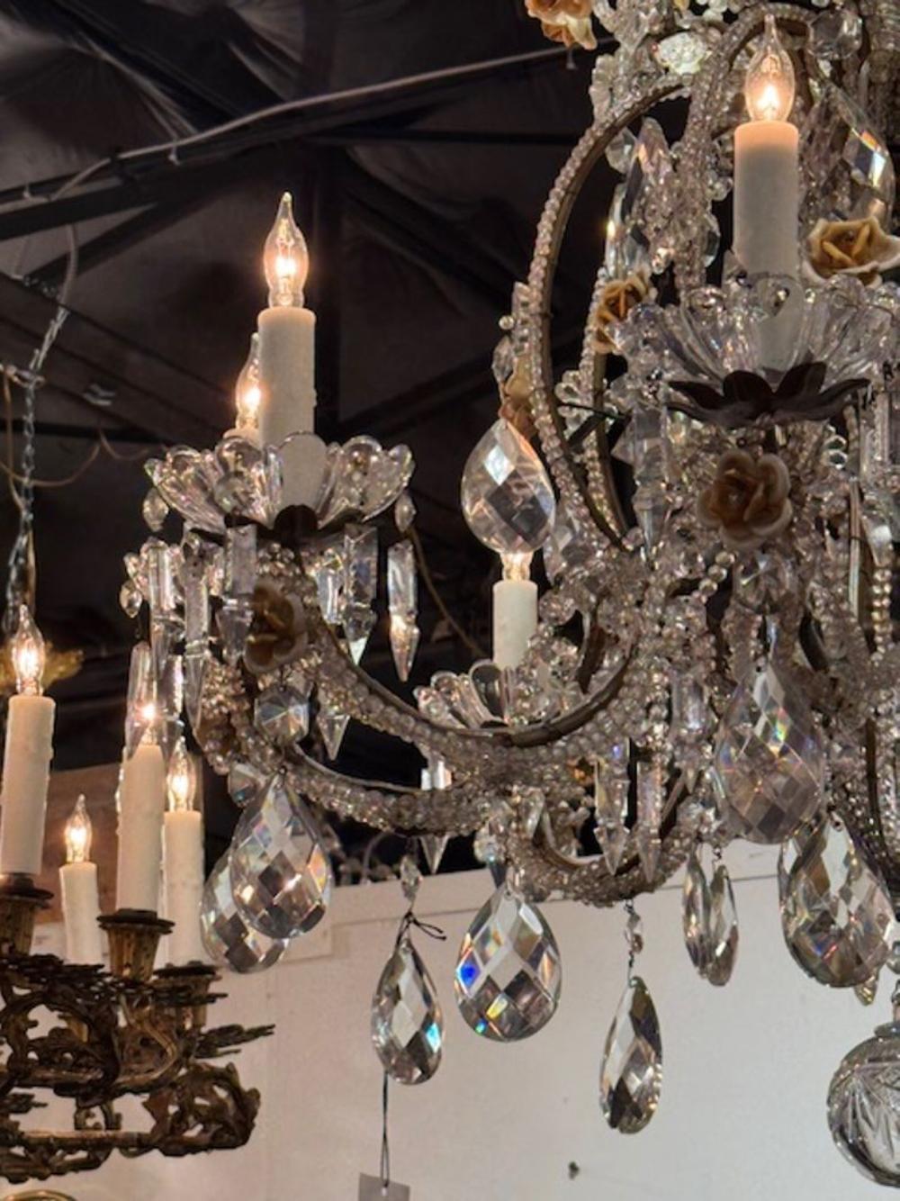 Lustre italien du 19ème siècle en cristal perlé et porcelaine à fleurs en vente 3