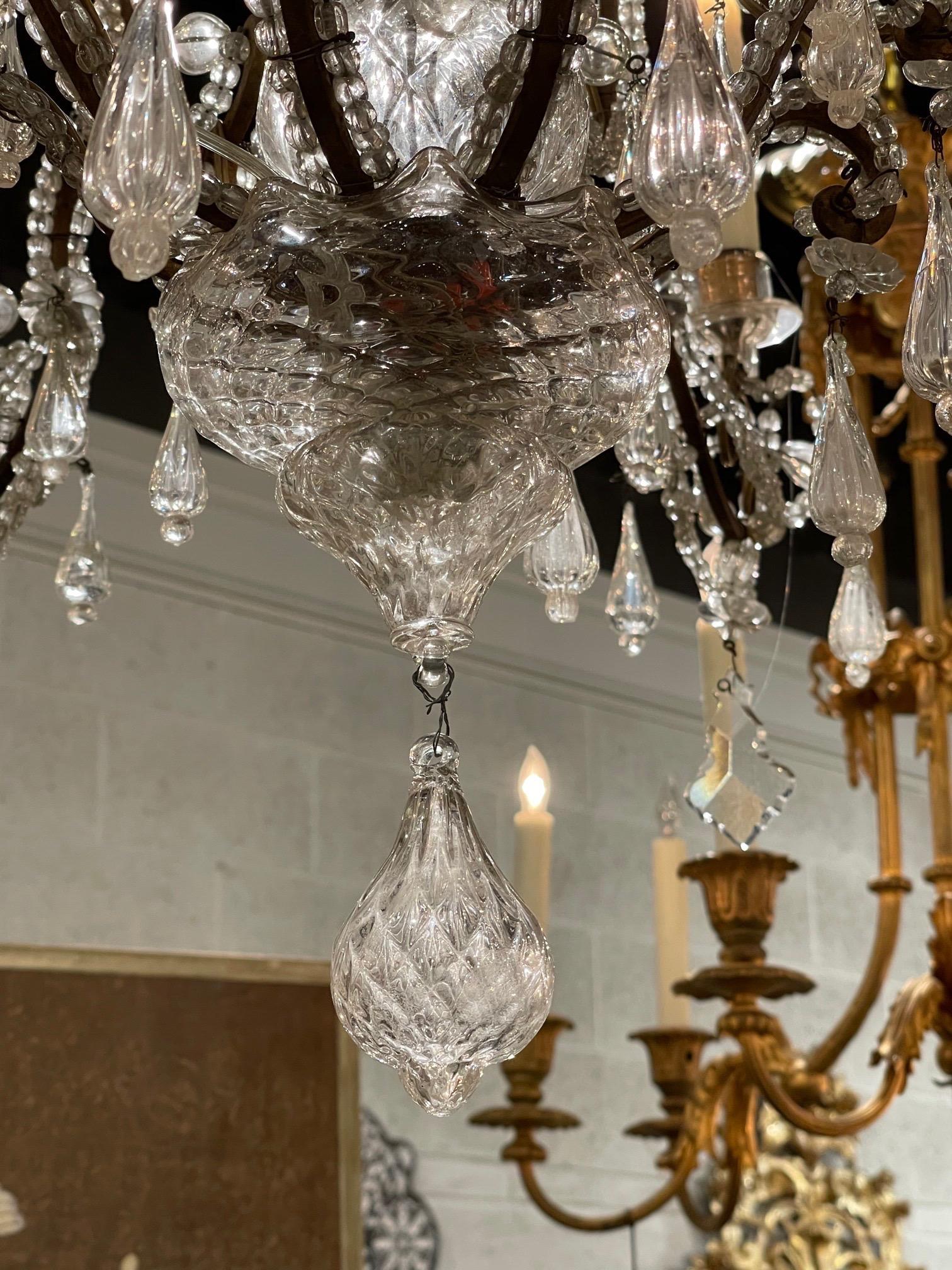 Lustre italien du 19ème siècle en cristal perlé à 8 lumières en vente 1