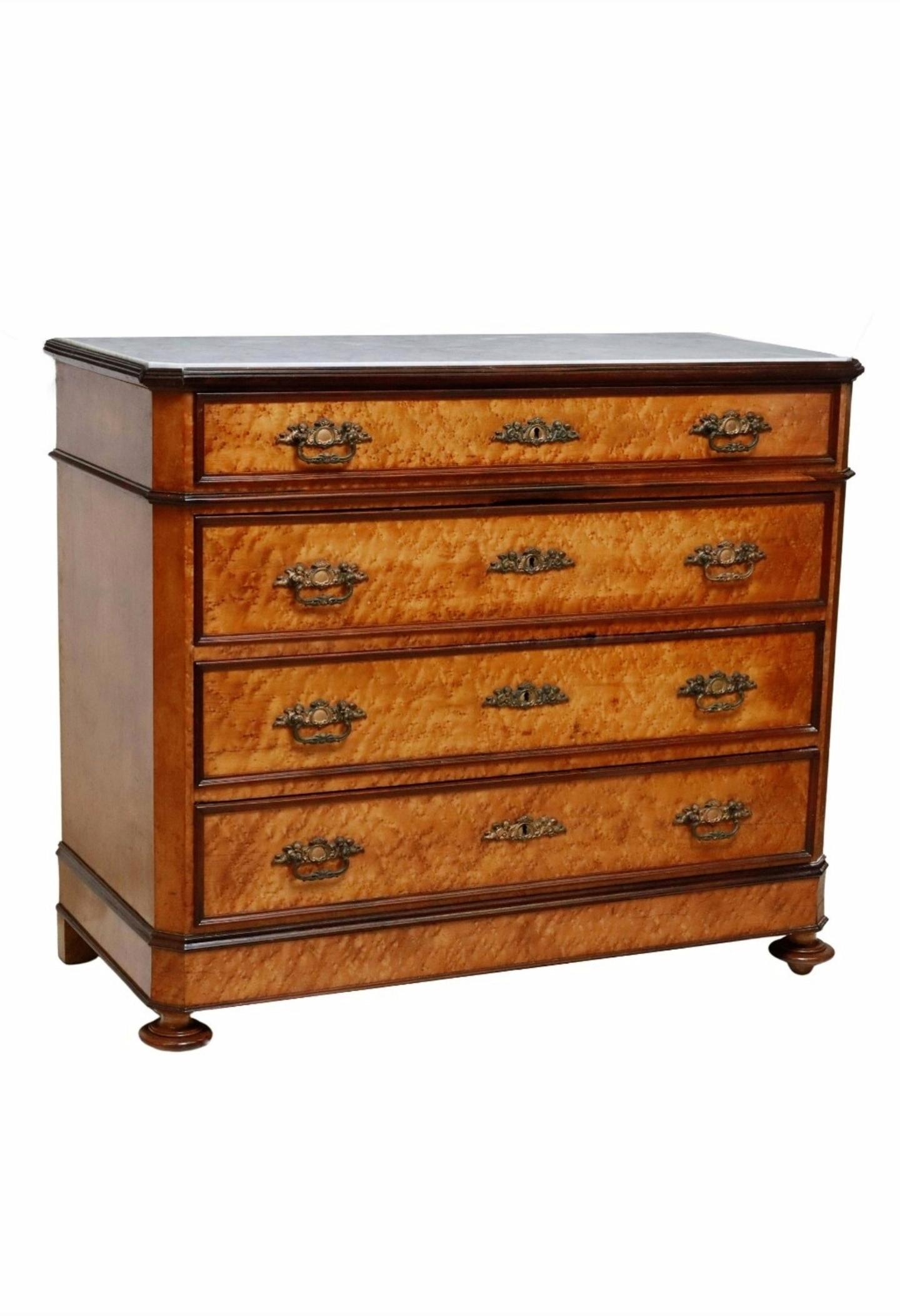 A stunning fine quality antique, circa 1860s/1870s Italian chest of drawers commode. 

Hand-crafted in Italy in the third quarter of the 19th century, influenced by Napoleon III Second Empire Period (1852-1870) in France, having a rectangular top