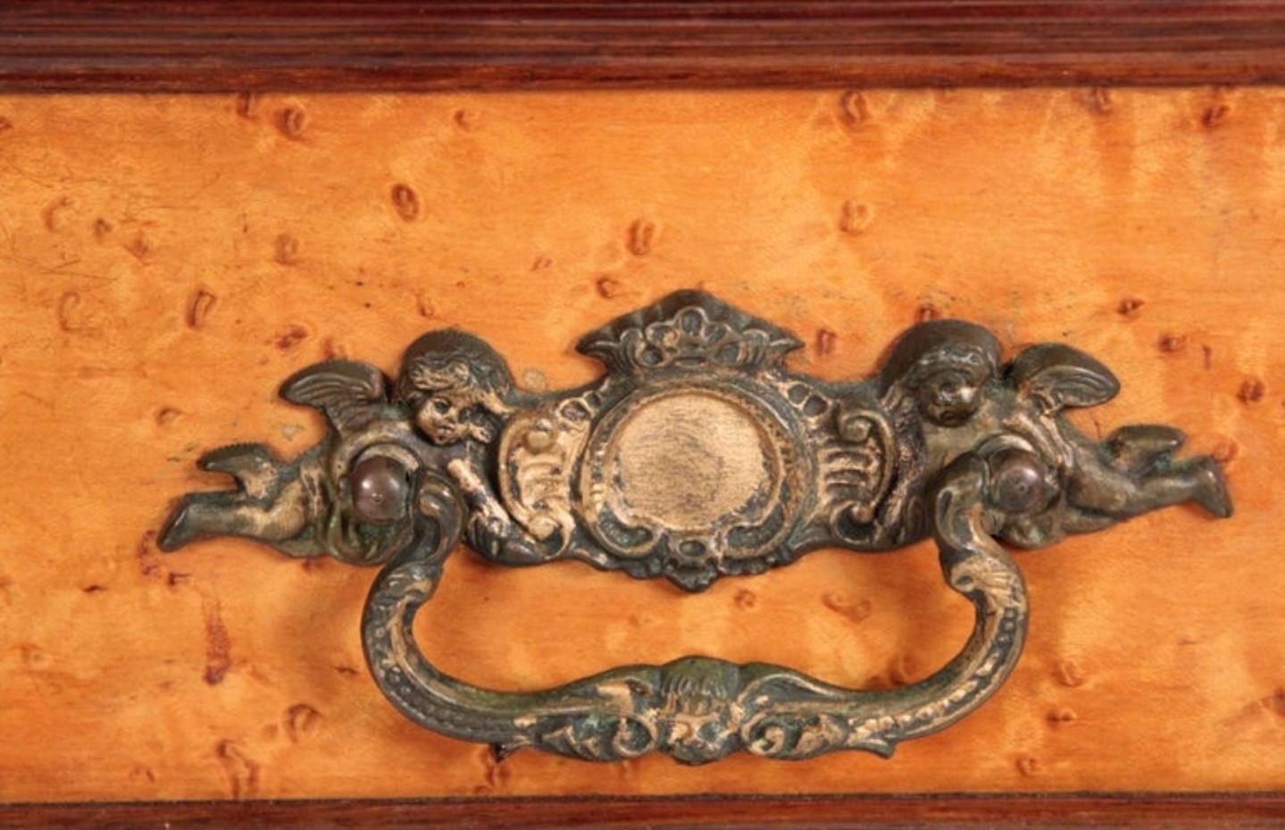 Fait main Commode italienne du 19e siècle en érable piqué Commode  en vente