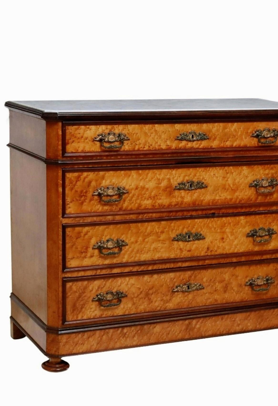 19th Century Italian Bird’s-Eye Maple Chest of Drawers Commode For Sale 2