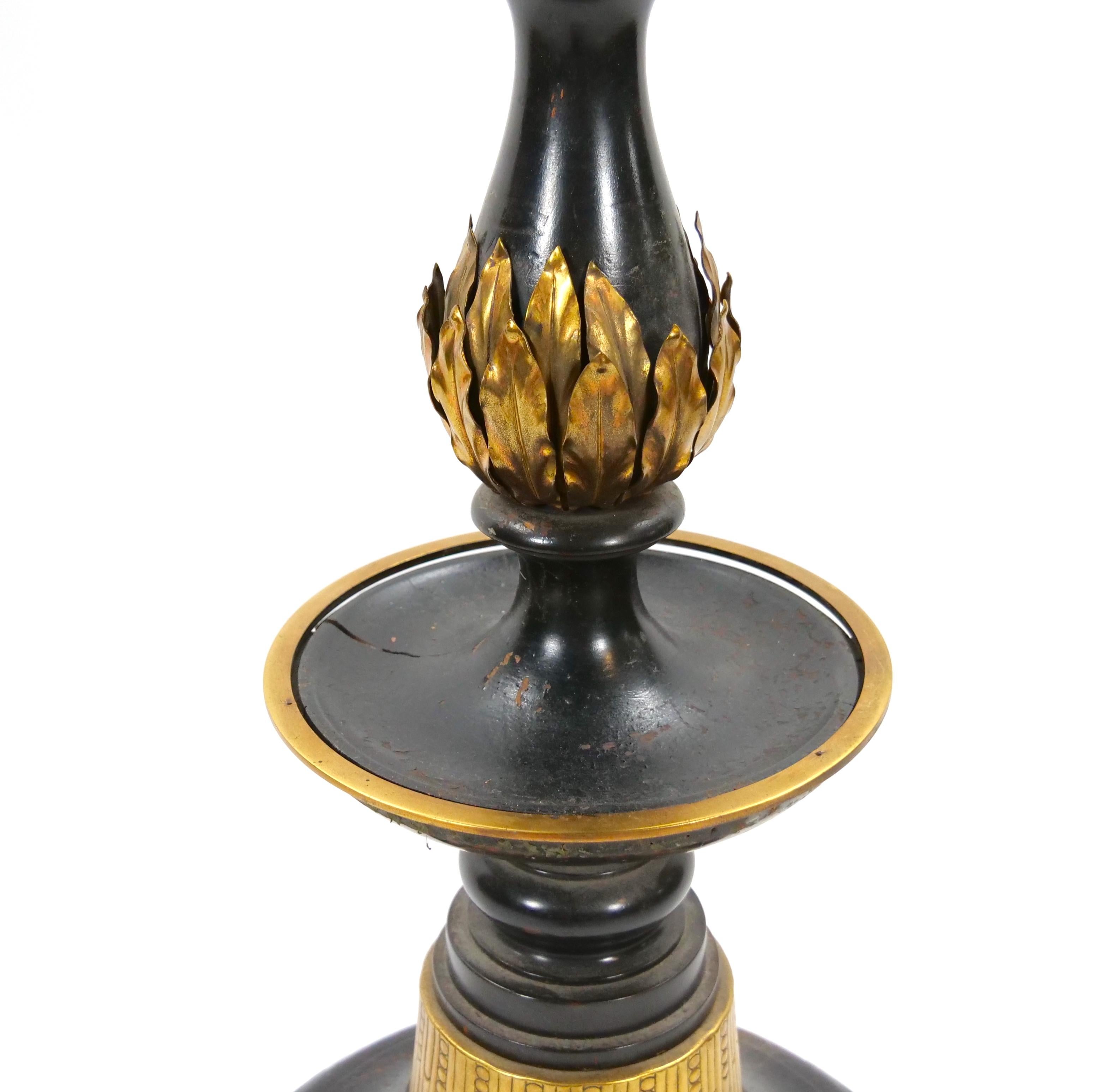 Lampadaire italien du 19e siècle en bois peint à la main et laqué noir en vente 5