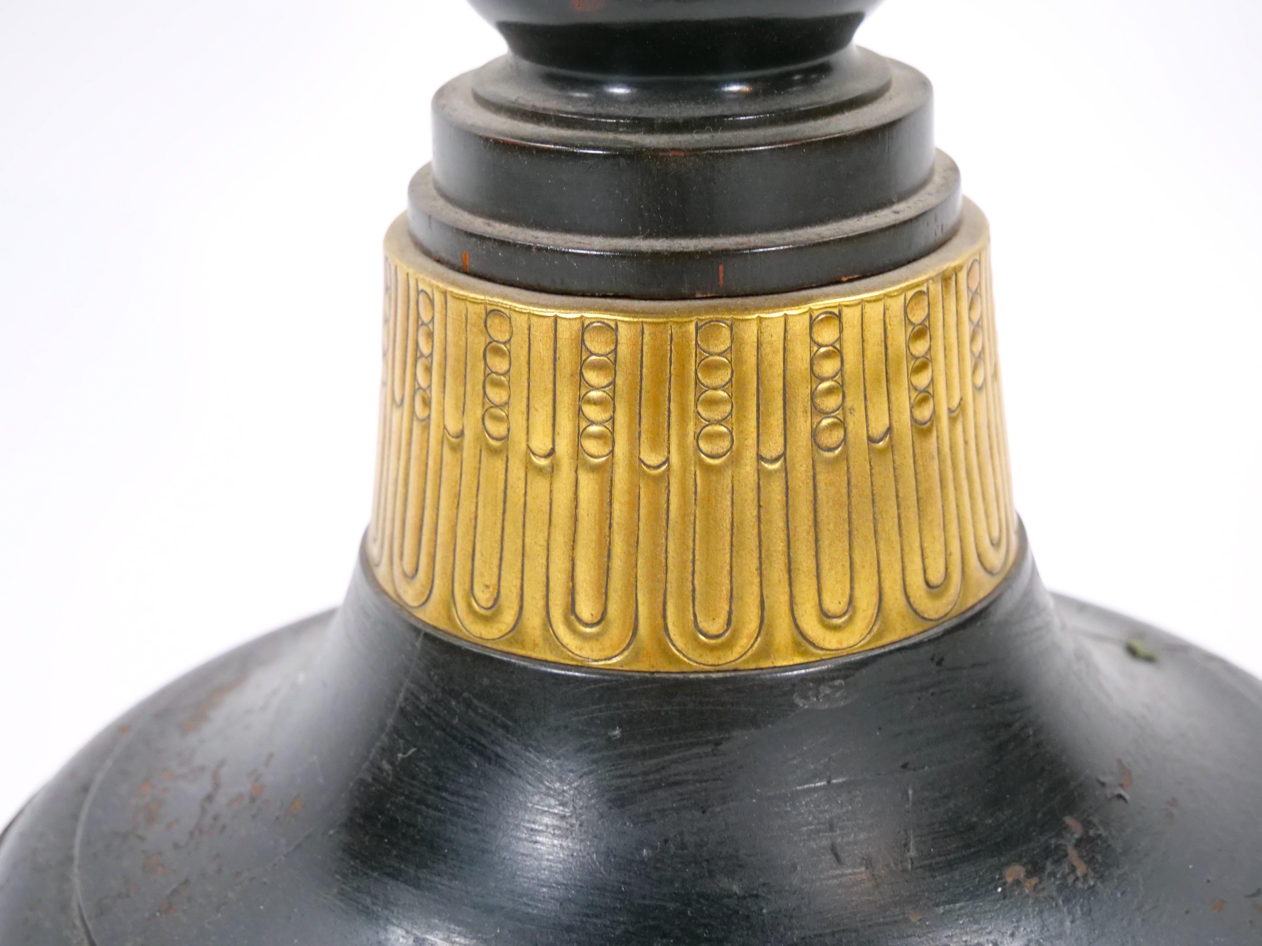 Lampadaire italien du 19e siècle en bois peint à la main et laqué noir en vente 6