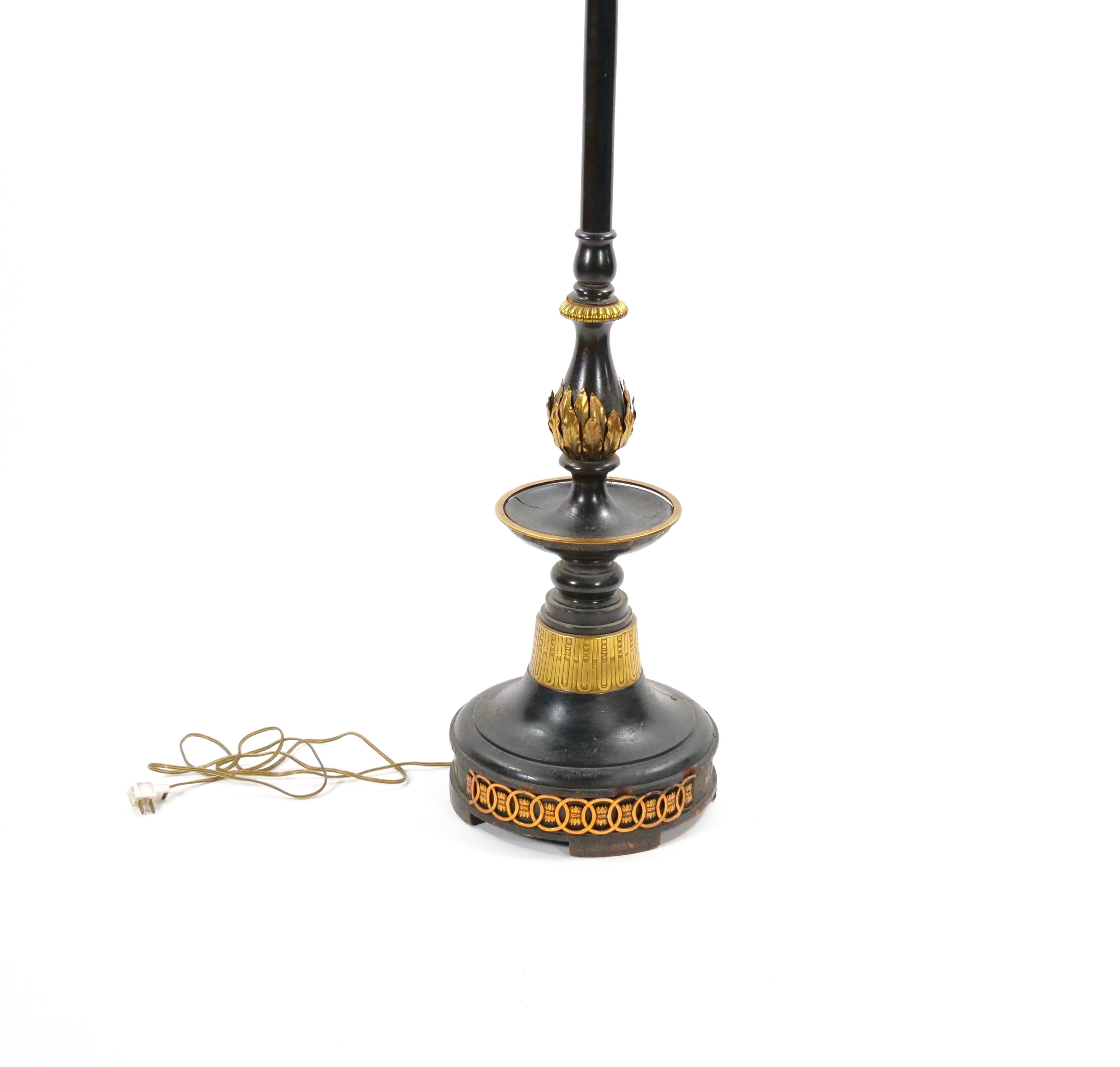 Ajoutez une touche d'élégance historique à votre intérieur avec ce superbe lampadaire torchère italien du XIXe siècle. Réalisée de main de maître dans un gracieux design en forme de colonne, cette pièce exquise est dotée d'une base en bois laquée