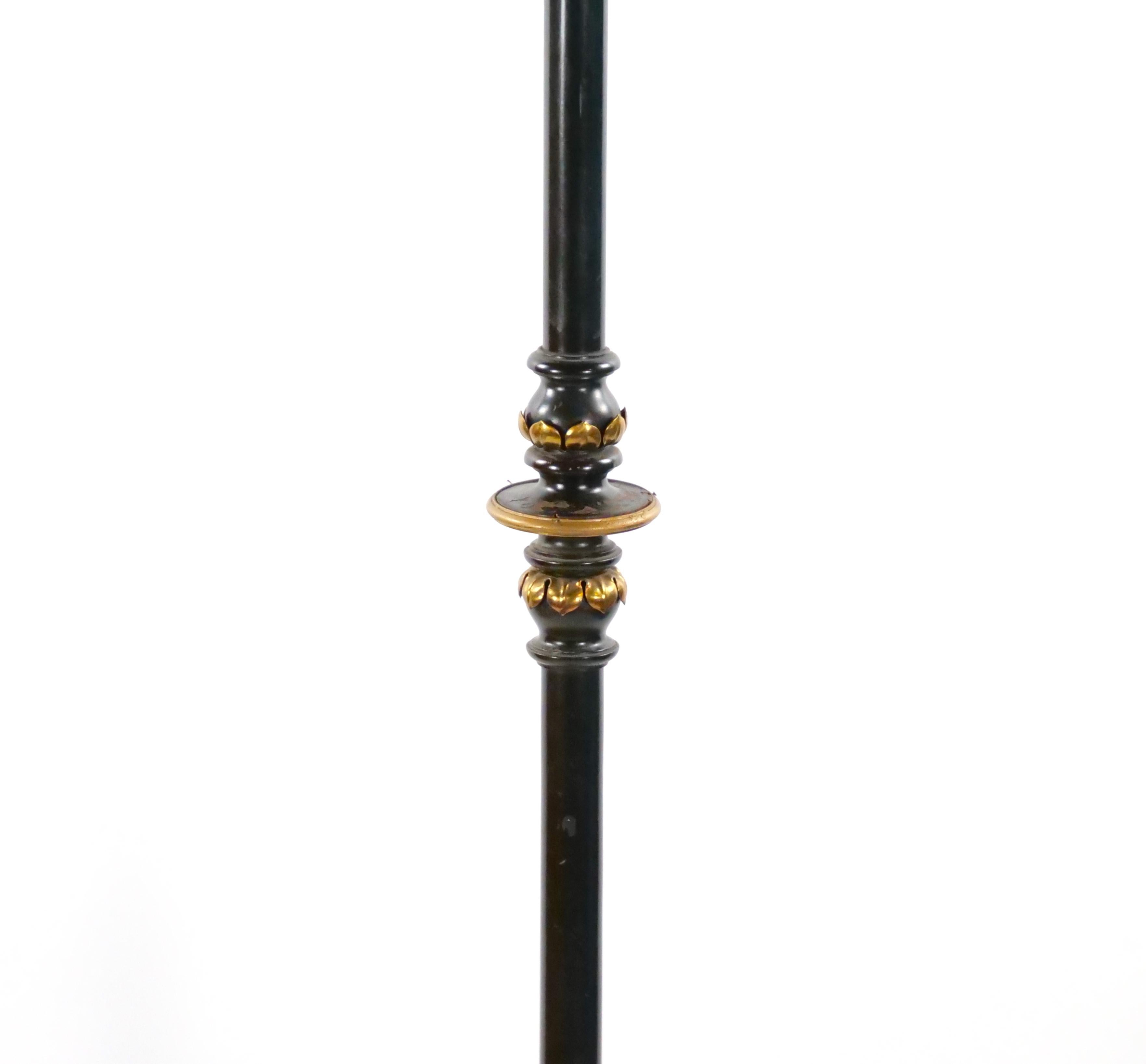 Laiton Lampadaire italien du 19e siècle en bois peint à la main et laqué noir en vente